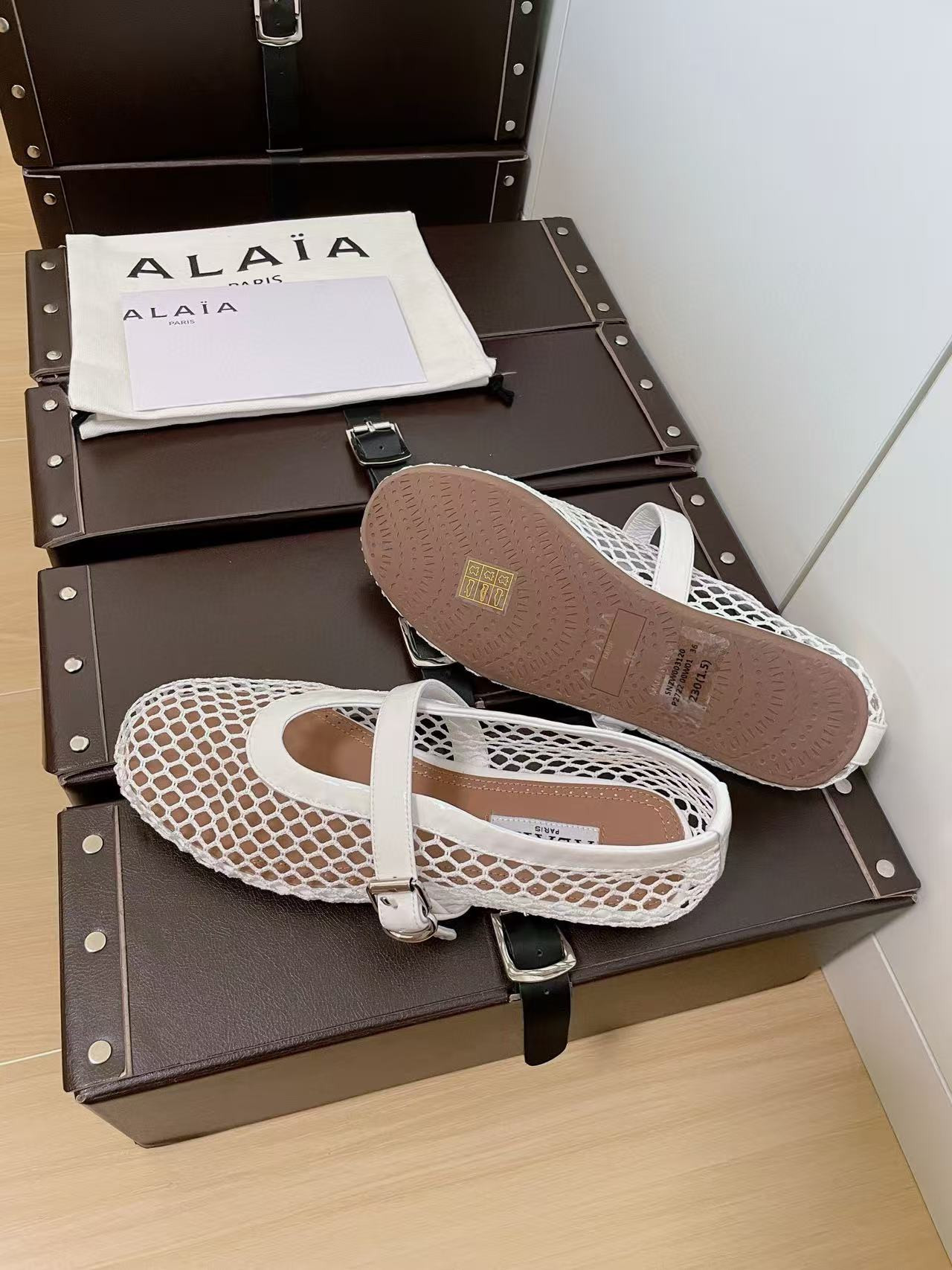 UA ALAÏA BALLET FLATS IN FISHNET