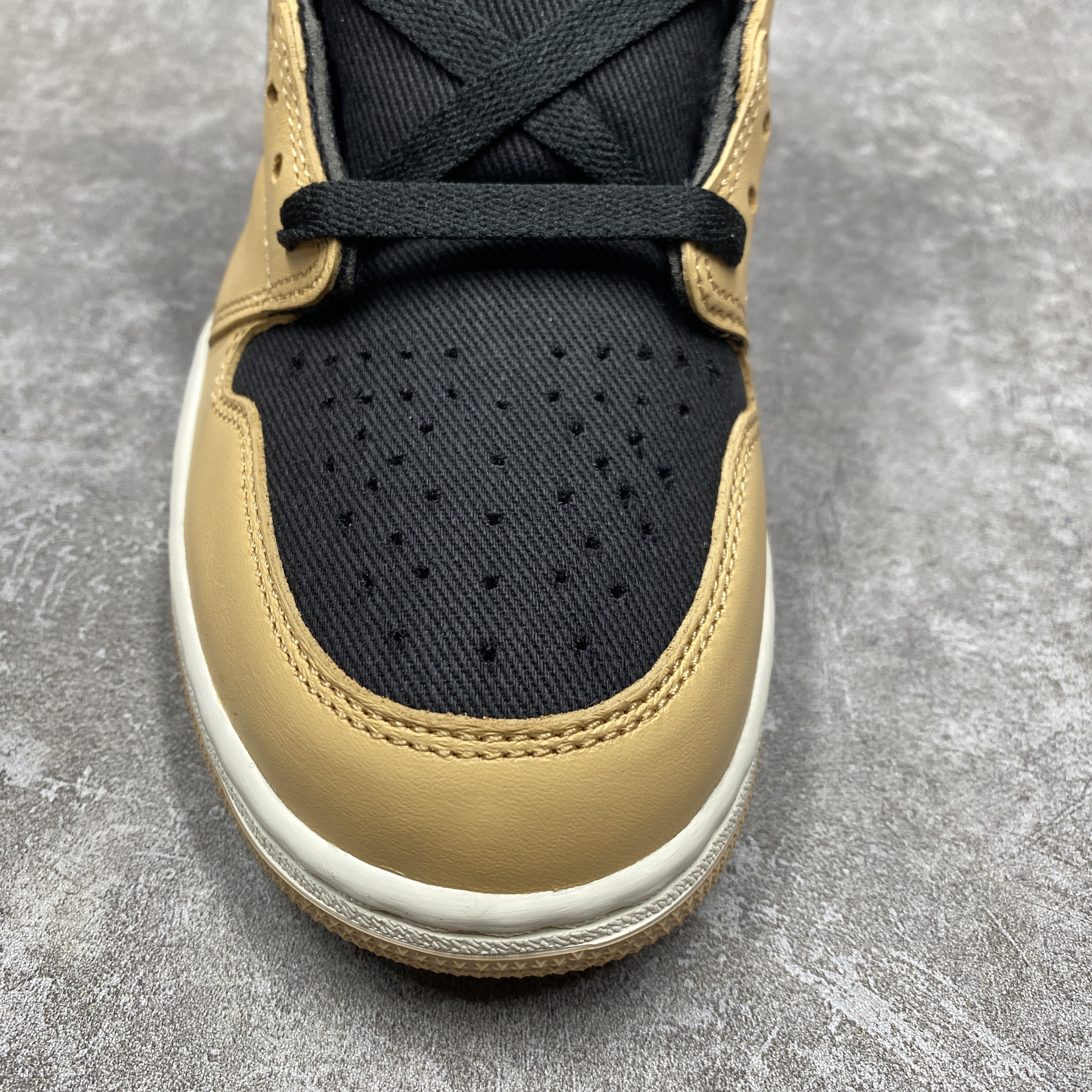 Air Jordan 1 Retro High OG Heirloom