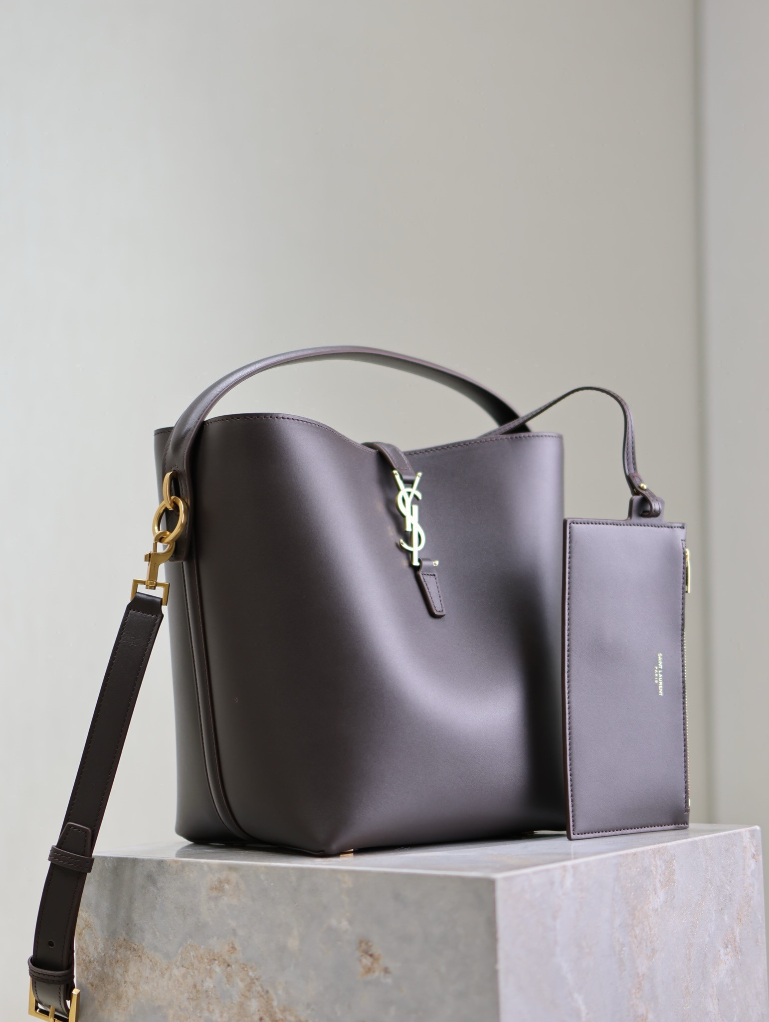 Y*L le 37 in shiny leather 26x20x12cm