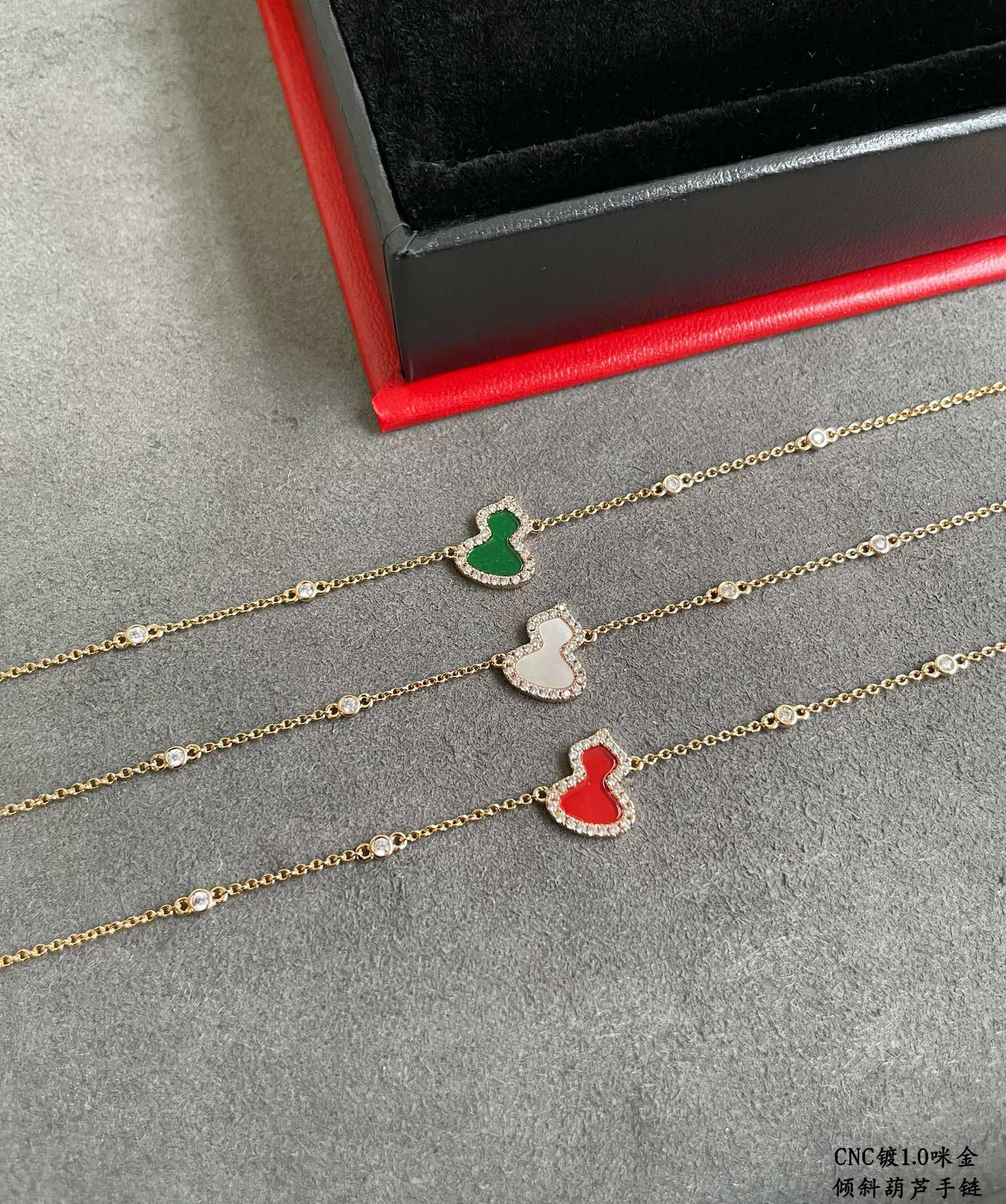 Qeelin Tilted Gourd Bracelet