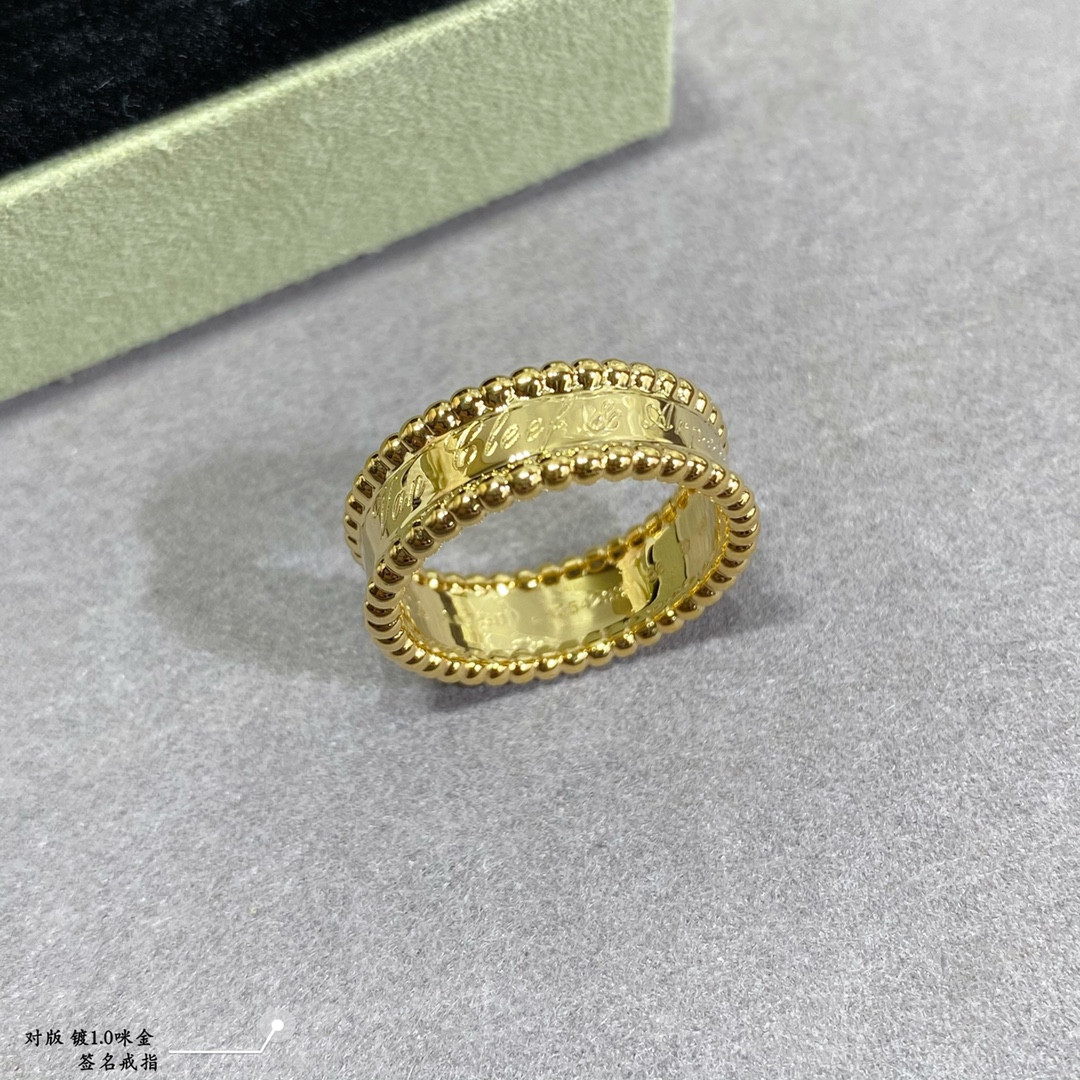 V*N CL*F & arpels sign ring