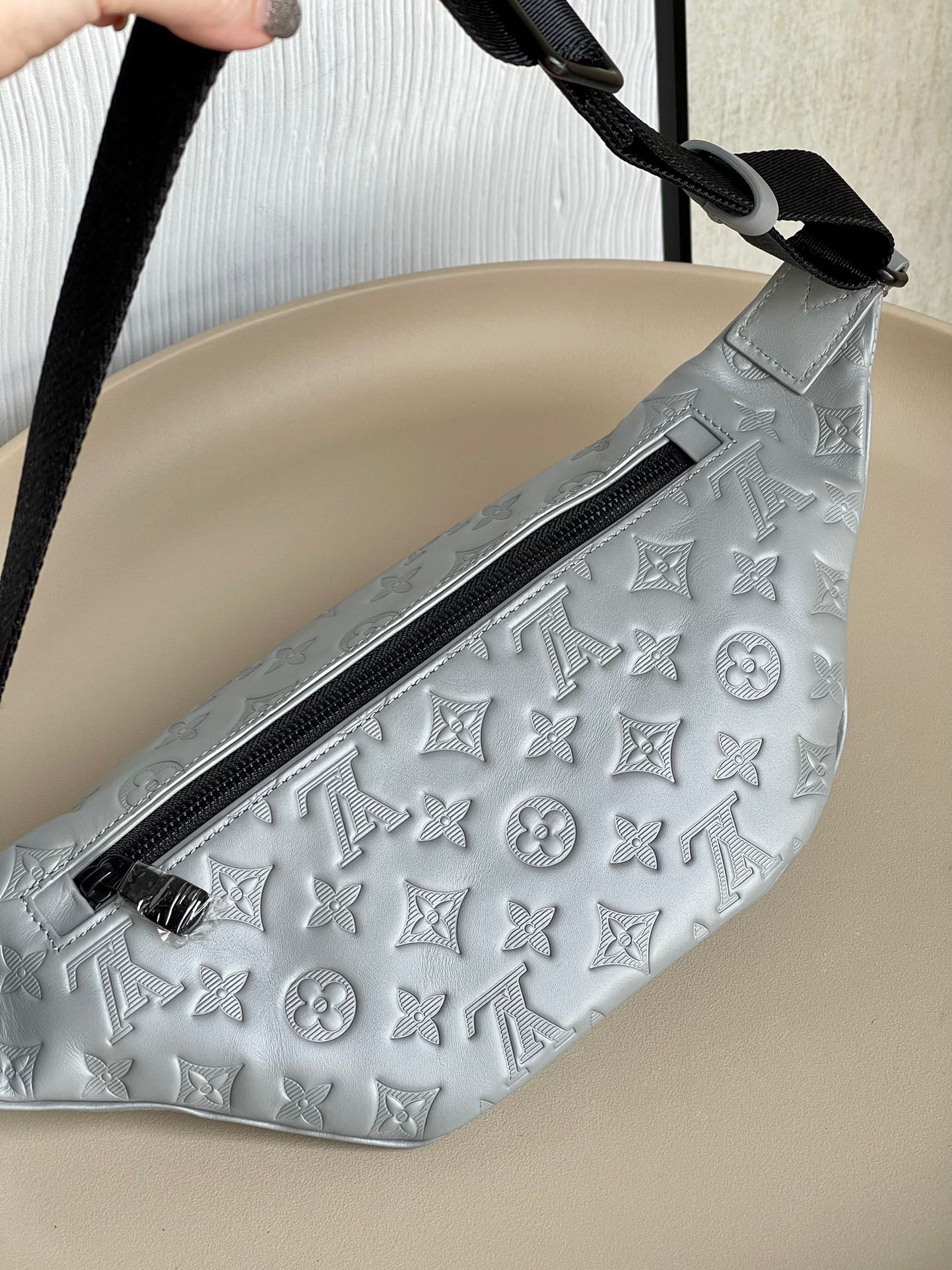 LV DISCOVERY BUMBAG M46108