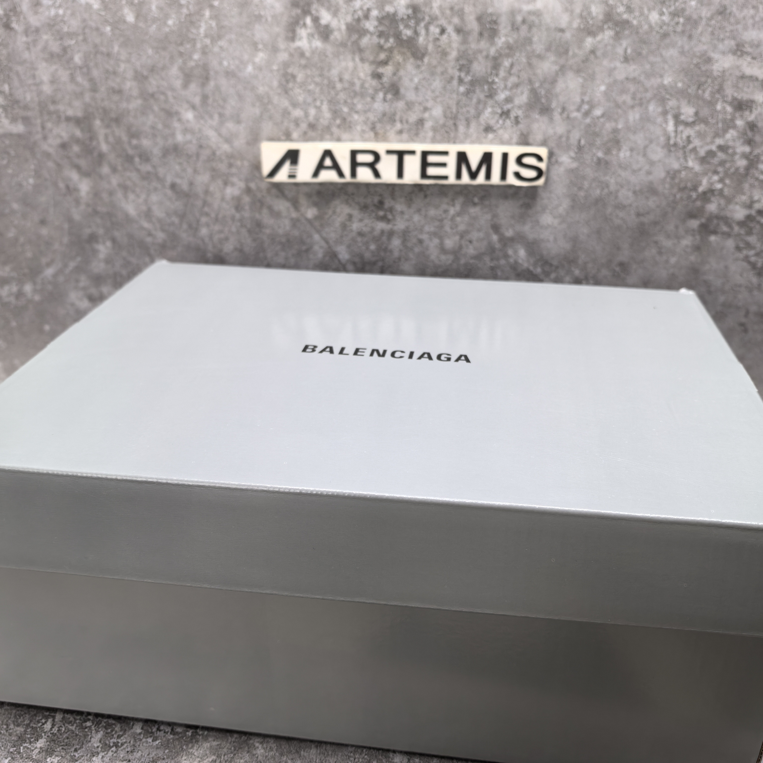 ua Ba*len*cia*ga runner sneaker