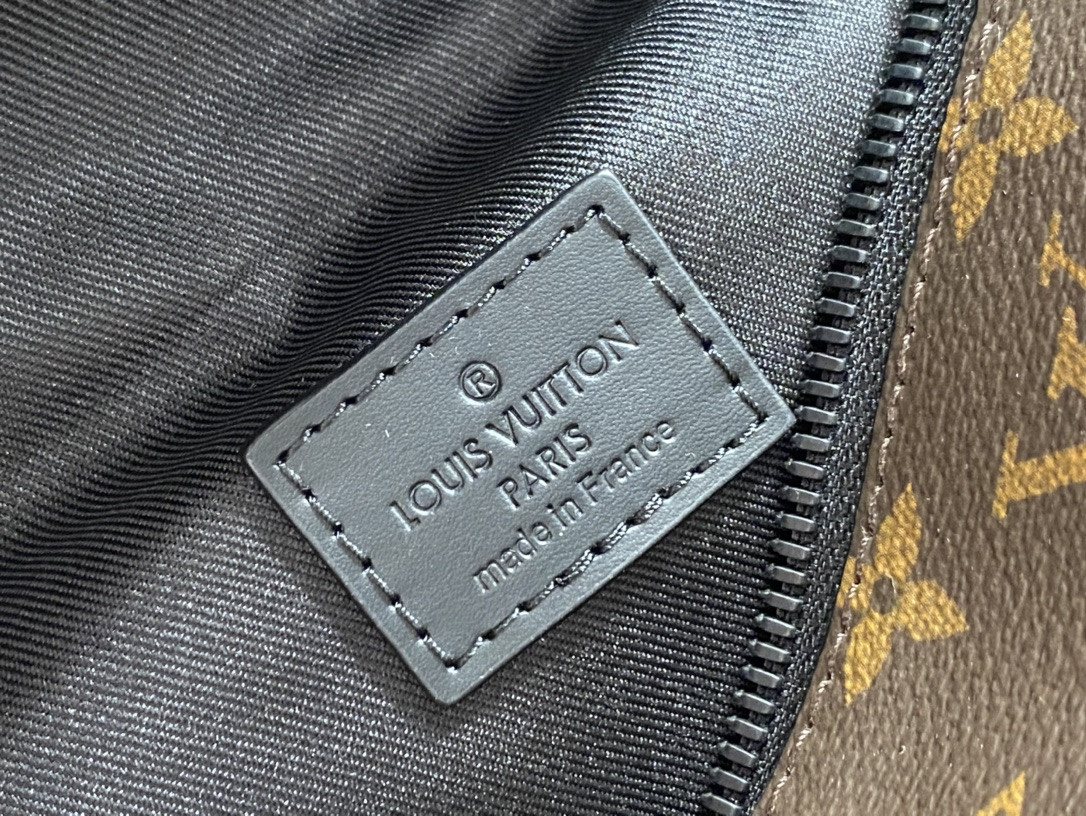 LV DISCOVERY BUMBAG 47x20x9 CM