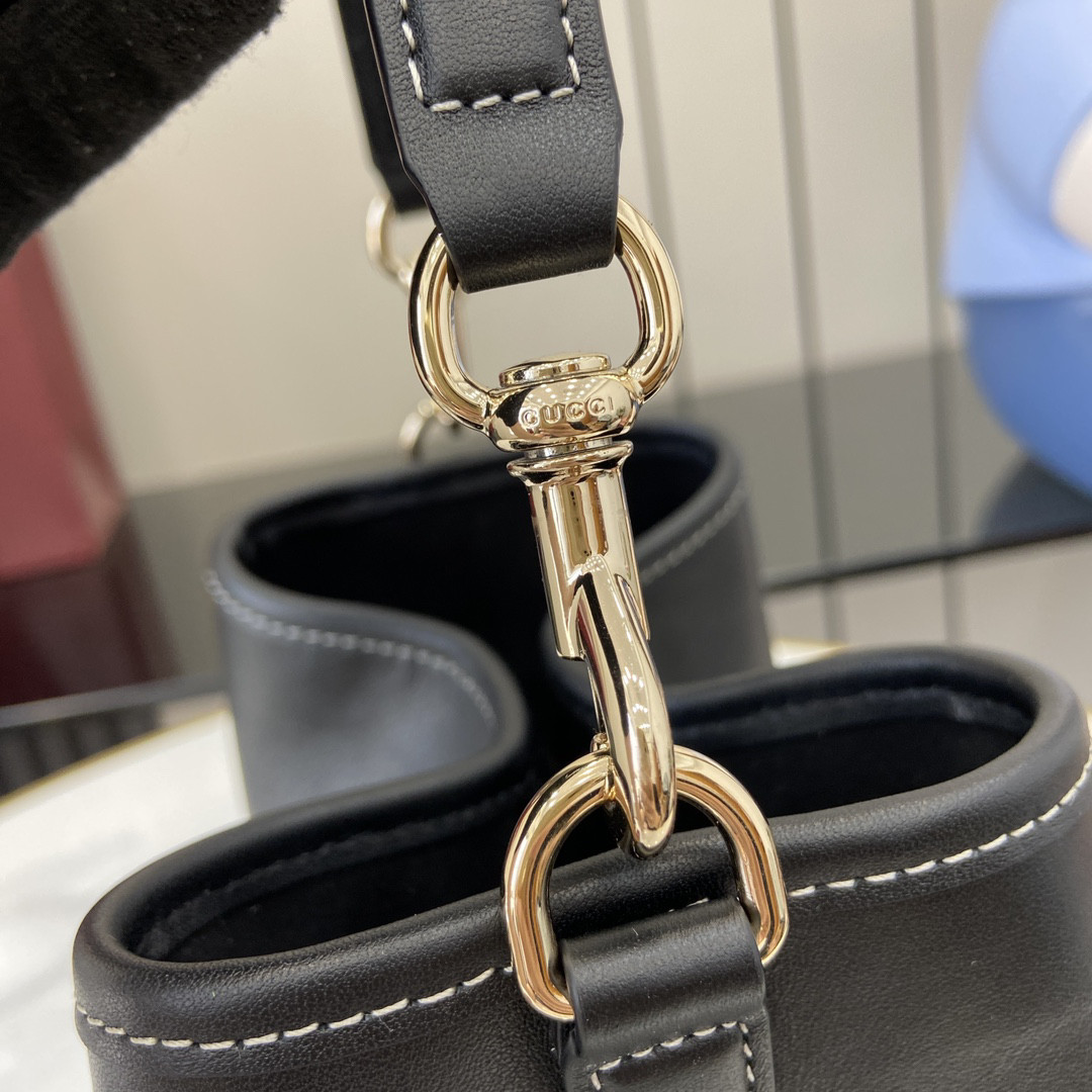 G*u*i mini emblem 19x18x11cm