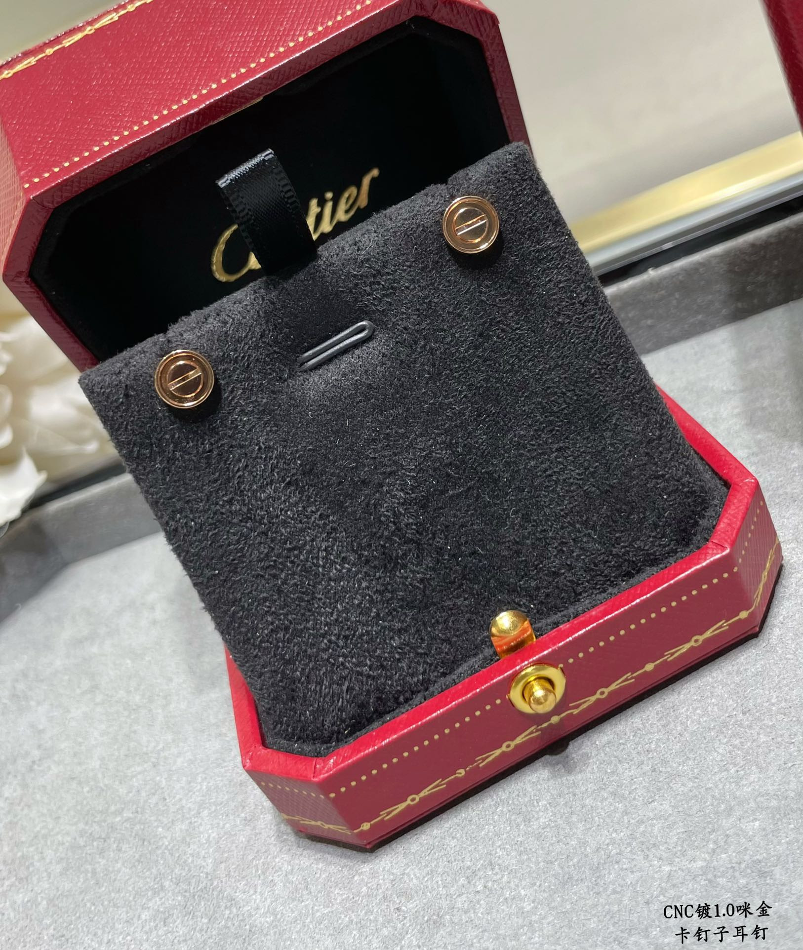 Ca*t*er nail earrings