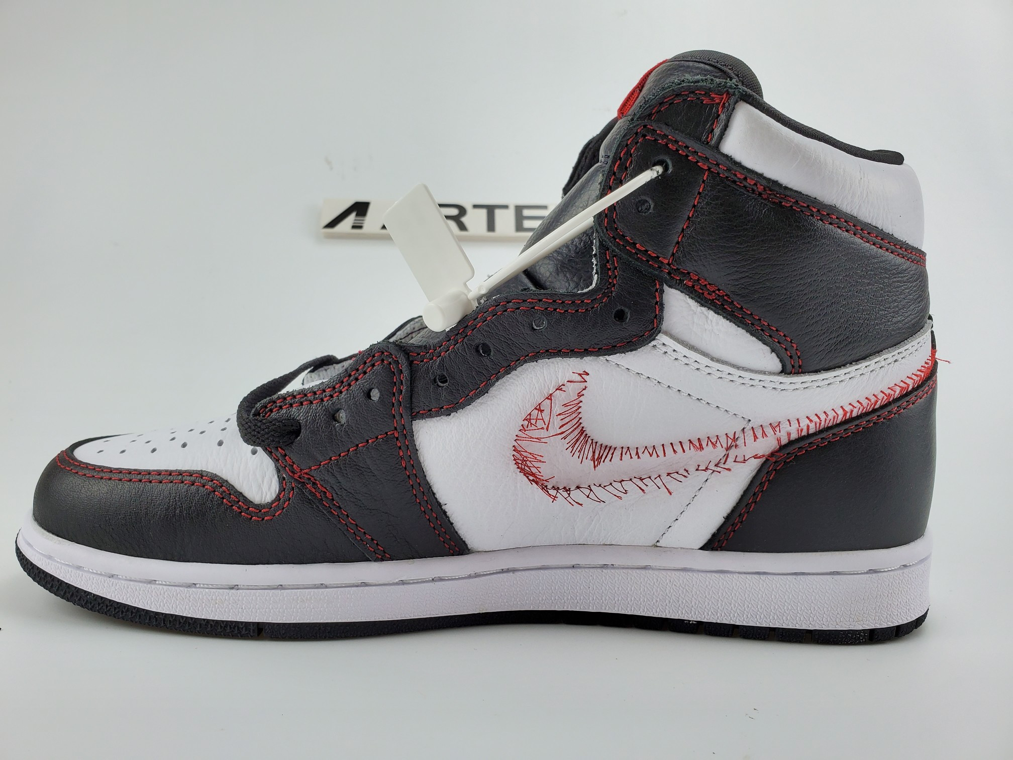 Air Jordan 1 Retro High OG Defiant