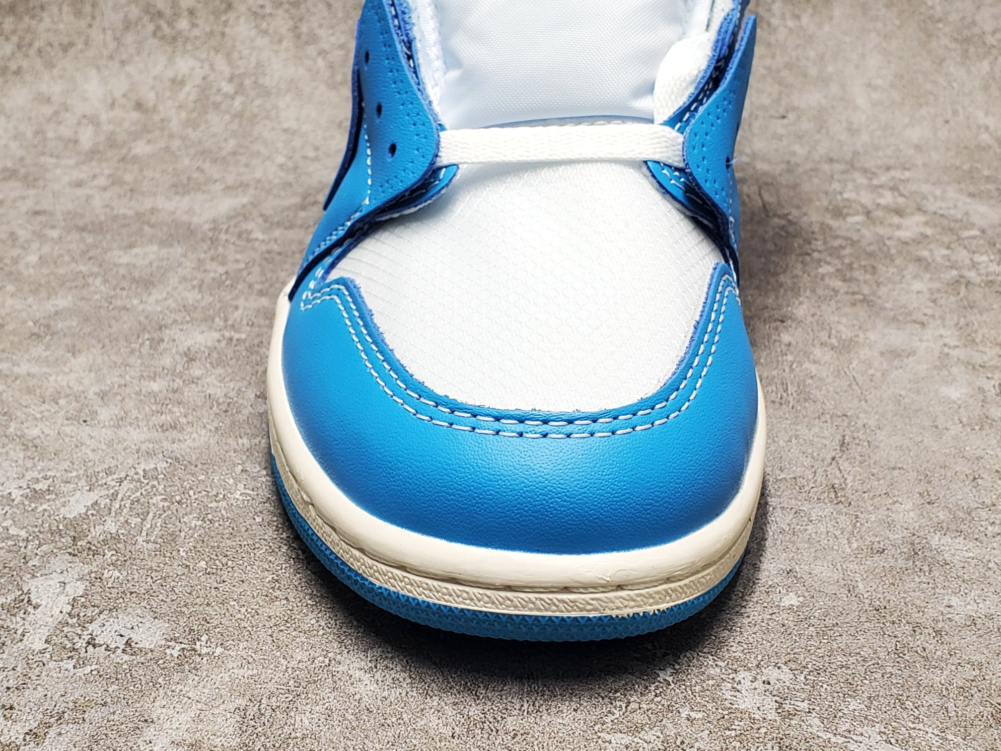 Air Jordan 1 Retro High Off-White University Blue