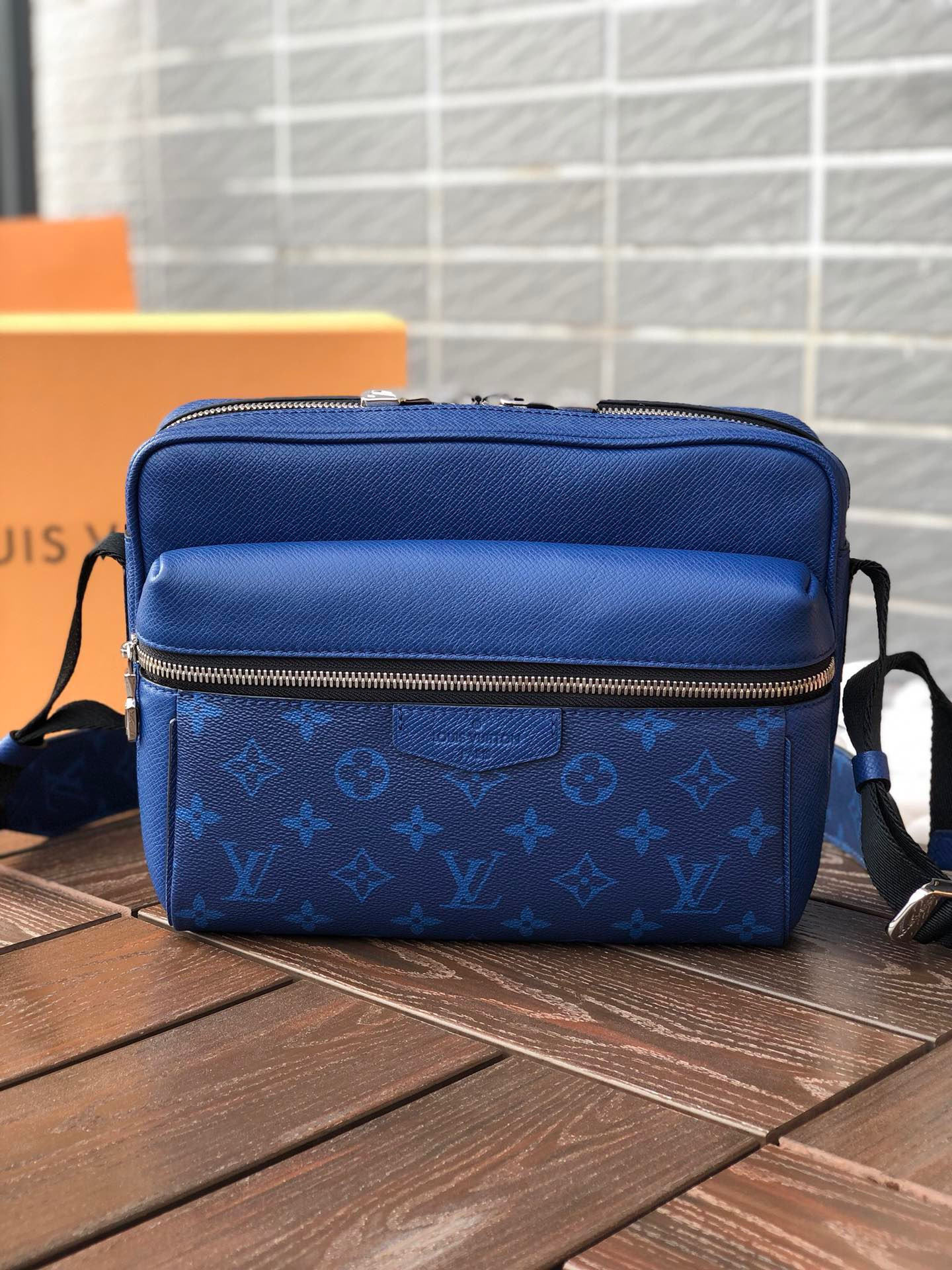 LV OUTDOOR MESSENGER M30242