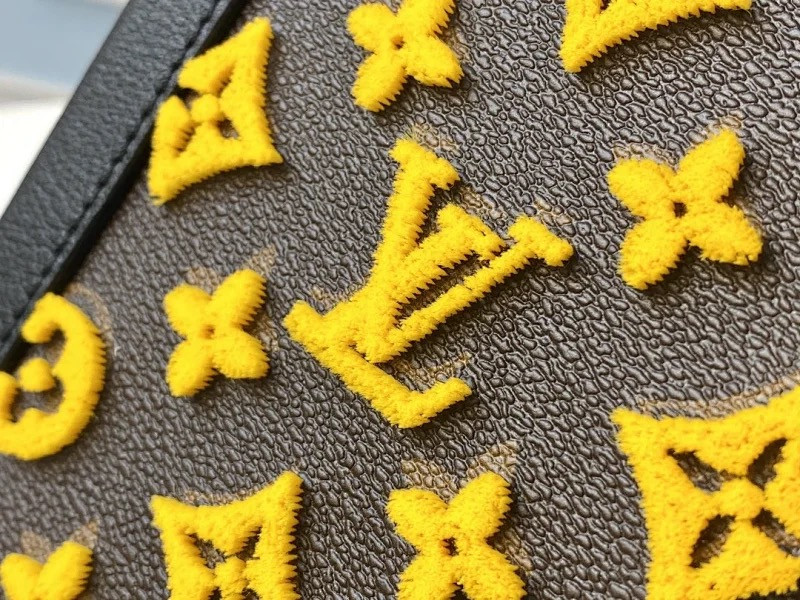 LV VERTICAL SOFT TRUNK M45079