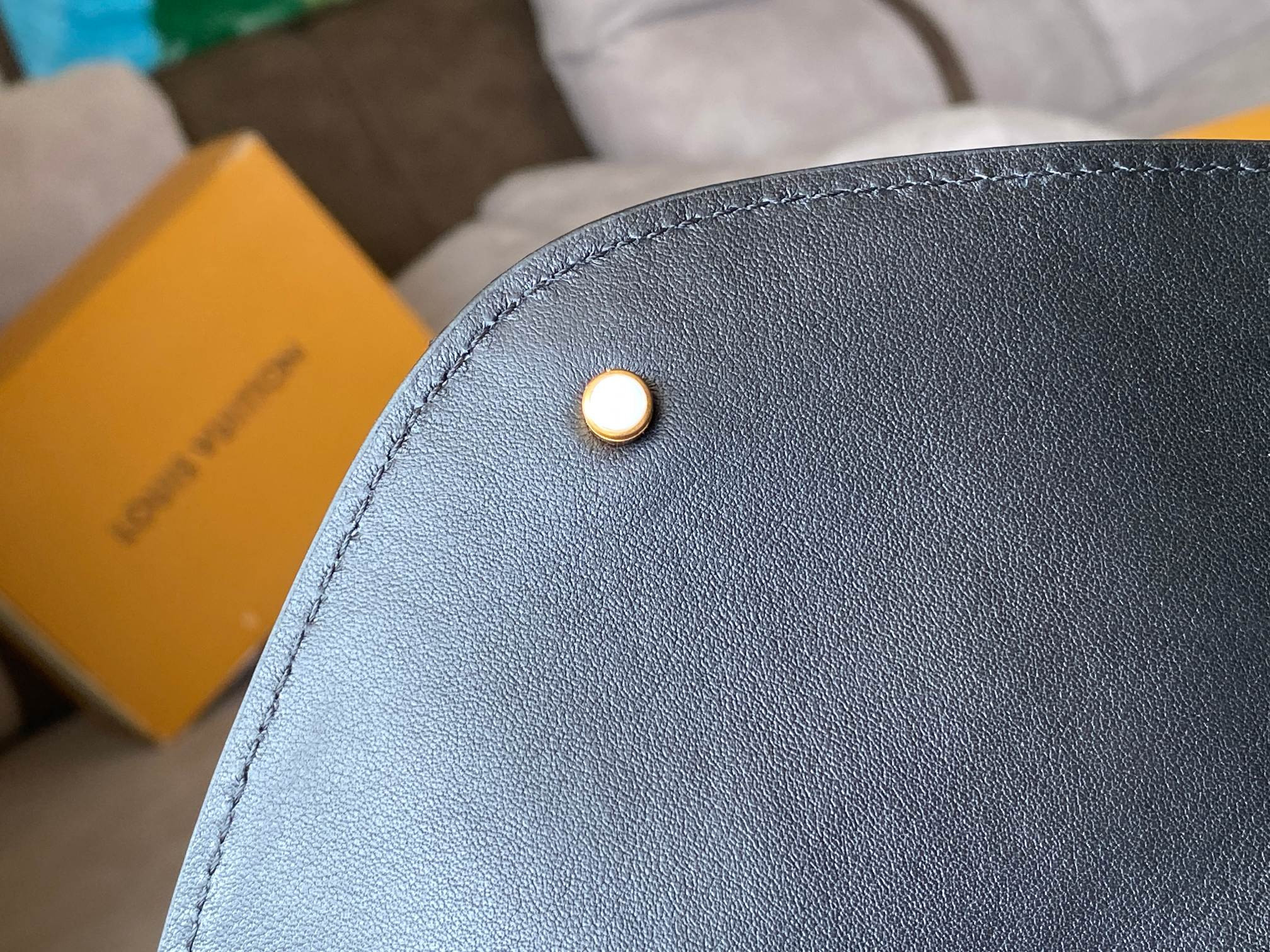 LV HOLD ME M21720 23x15x10cm