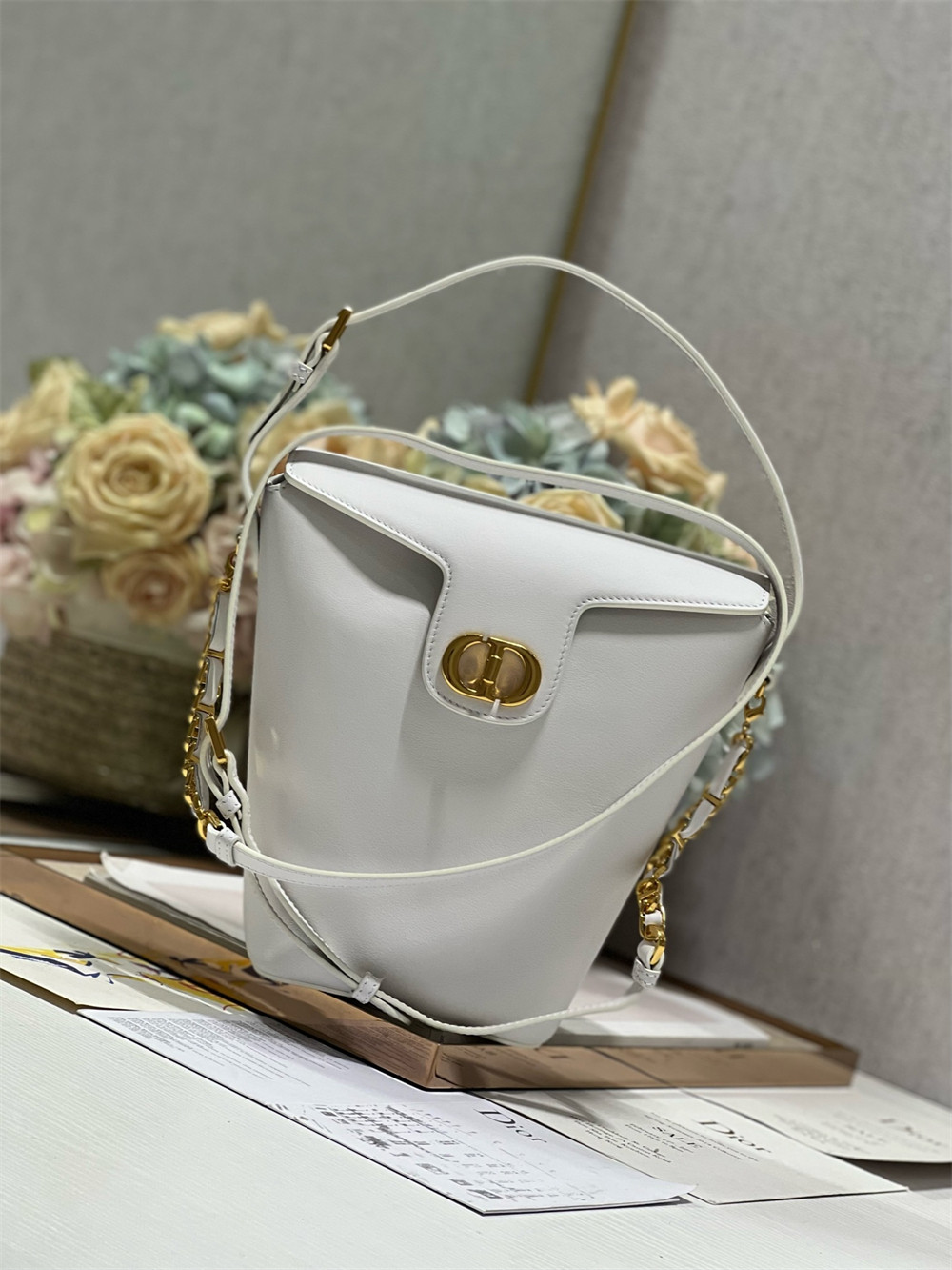 D*or 30 montaigne large chain bucket bag white