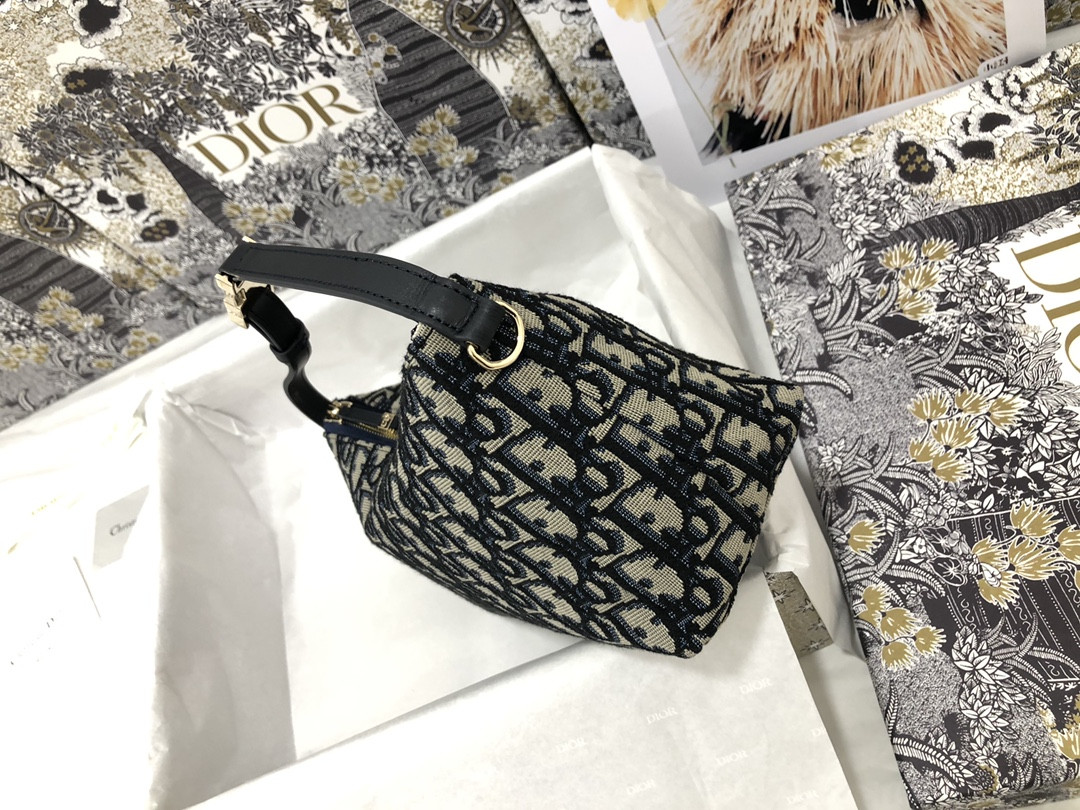 medium D*or travel nomad pouch