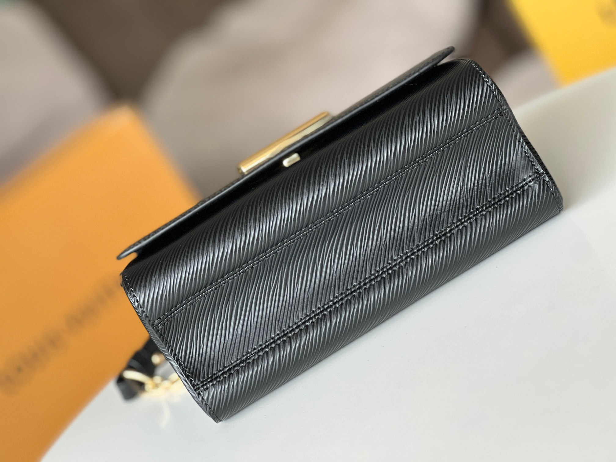 l0*is V*t0n m21113 twist mm 9.1 x 6.7 x 3.7 inches