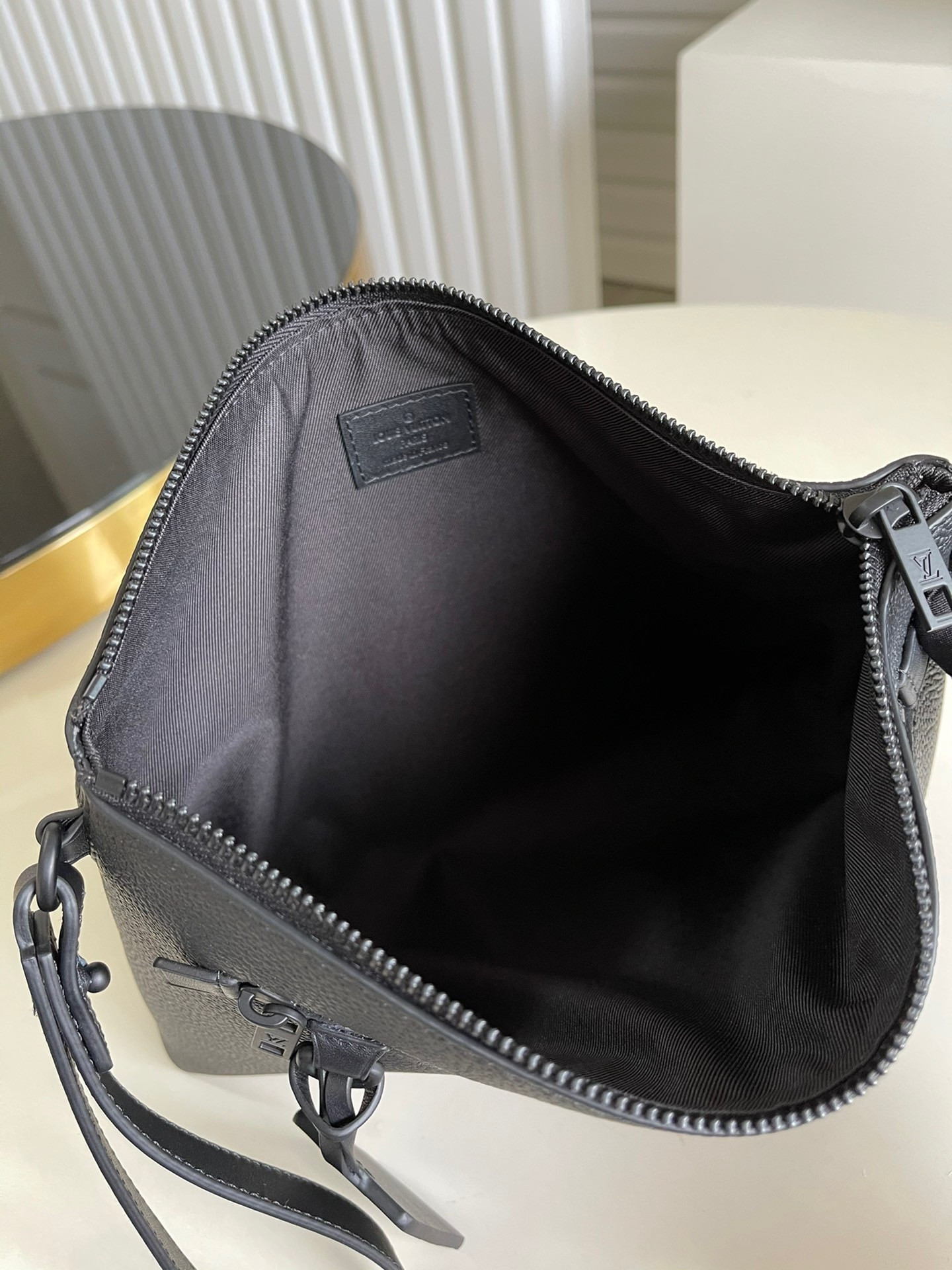 LV M69837 30 x 22 x 5 cm