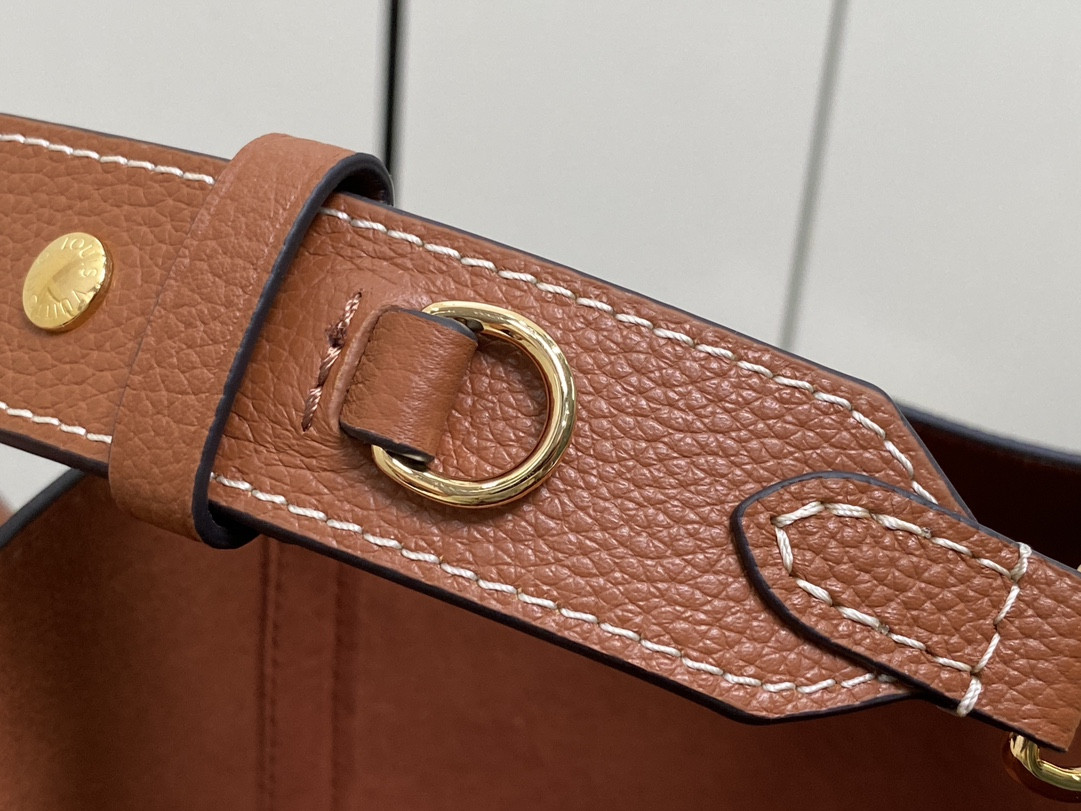 LV M24165 Lock and Walk 7.9 x 8.1 x 4.7 inches