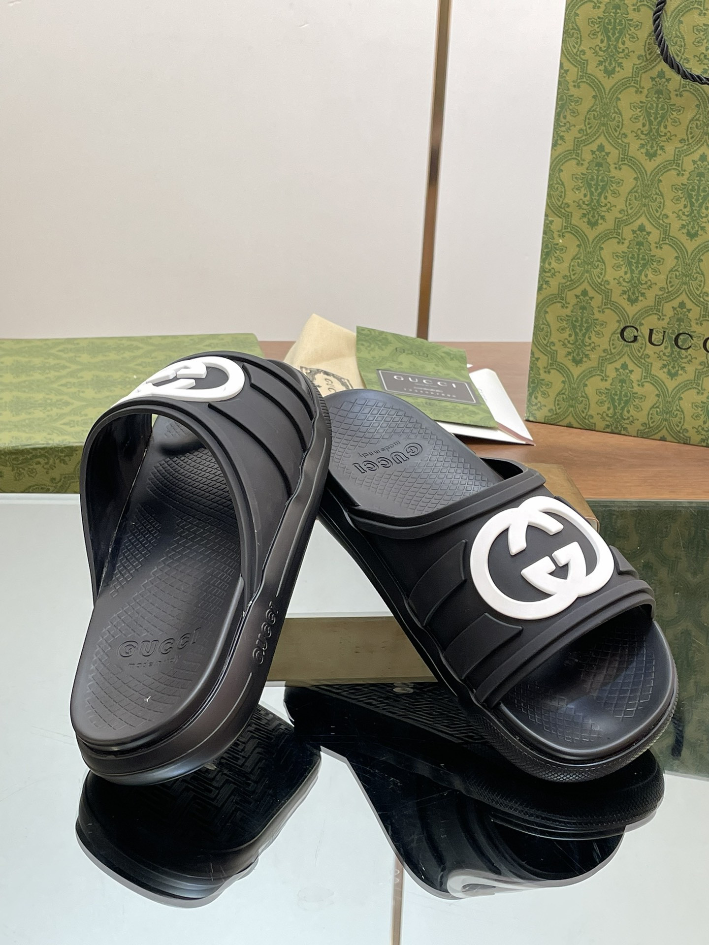 ua G*u*i interlocking g slide sandal