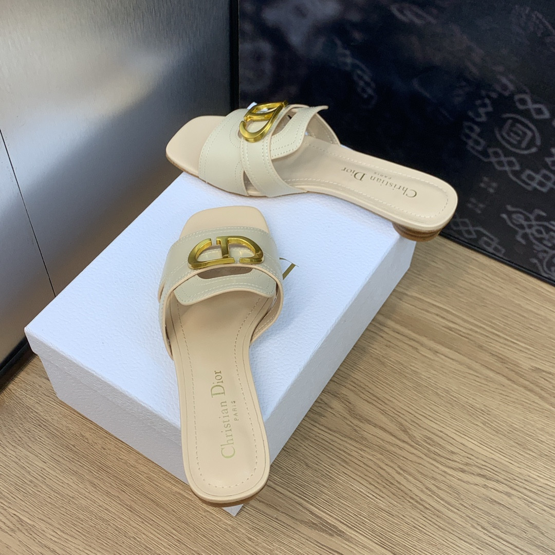 ua D*or 30 montaigne slide