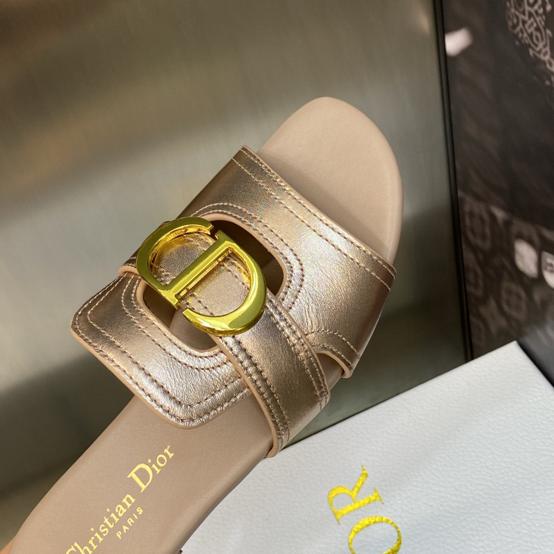 ua D*or 30 montaigne slide