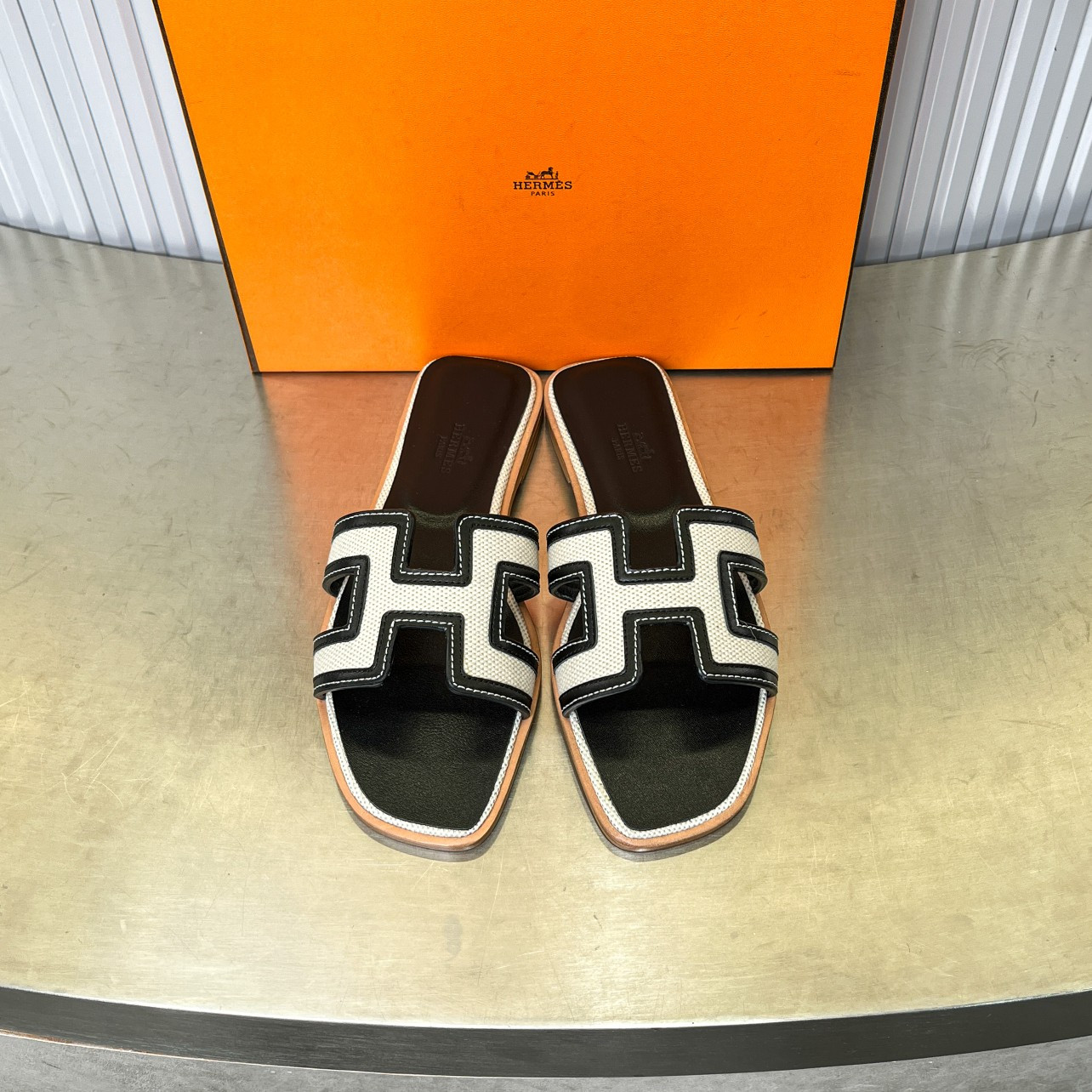 ua H**me5 oran sandal