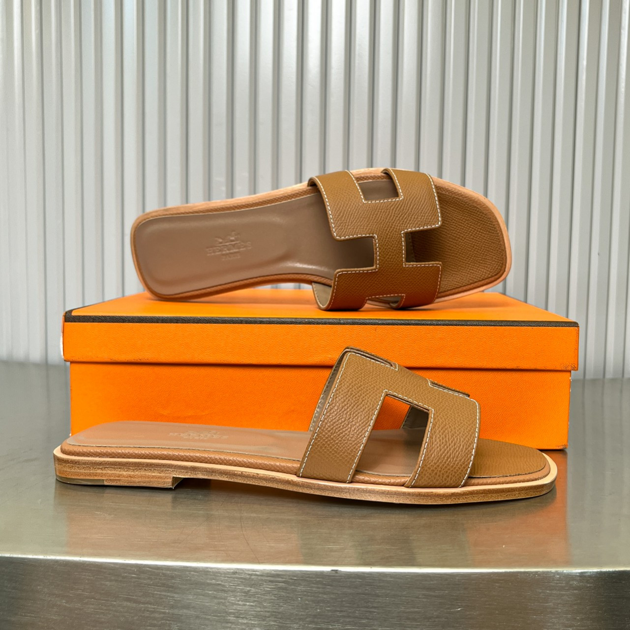 ua H**me5 oran sandal