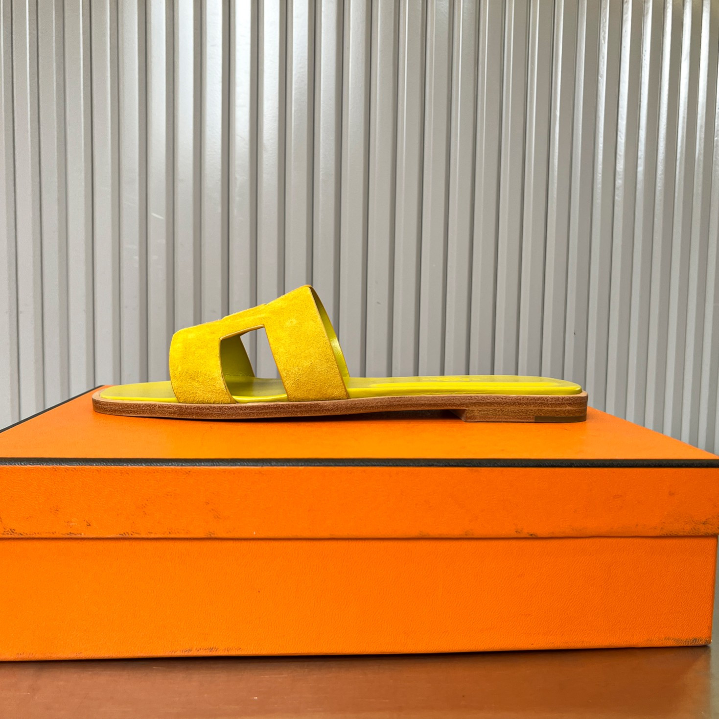 ua H**me5 oran sandal