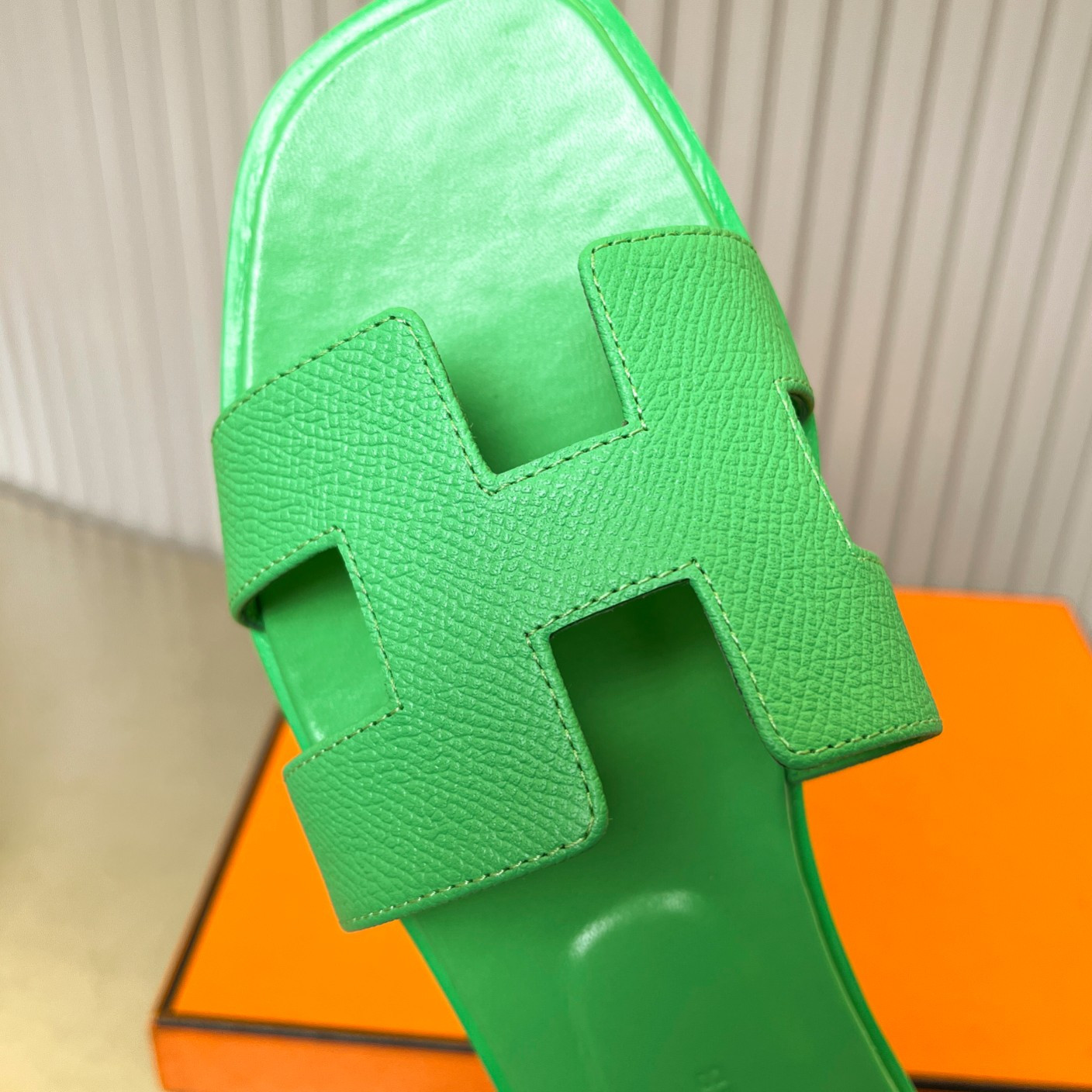 ua H**me5 oran sandal