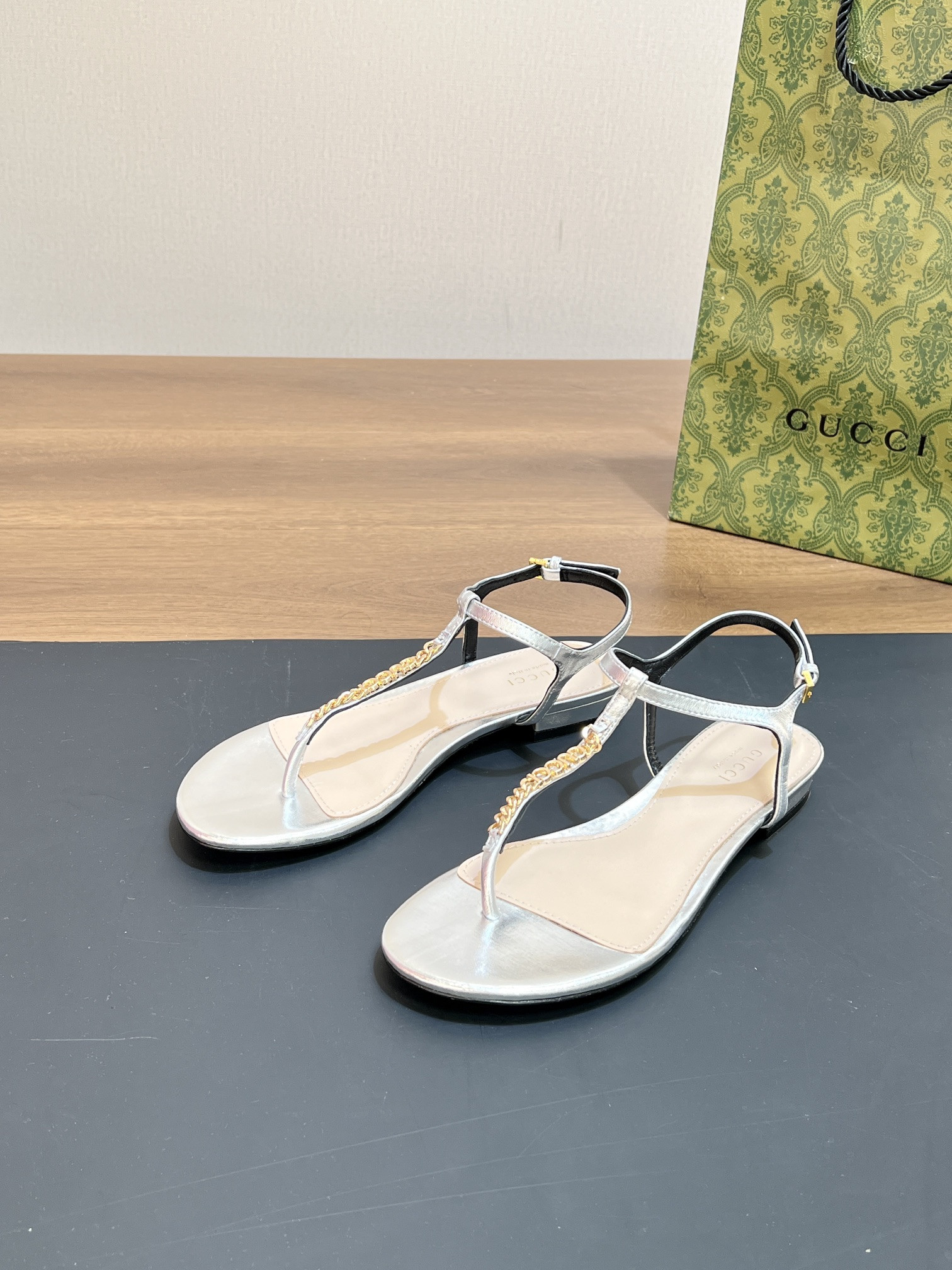 ua G*u*i signoria thong sandal