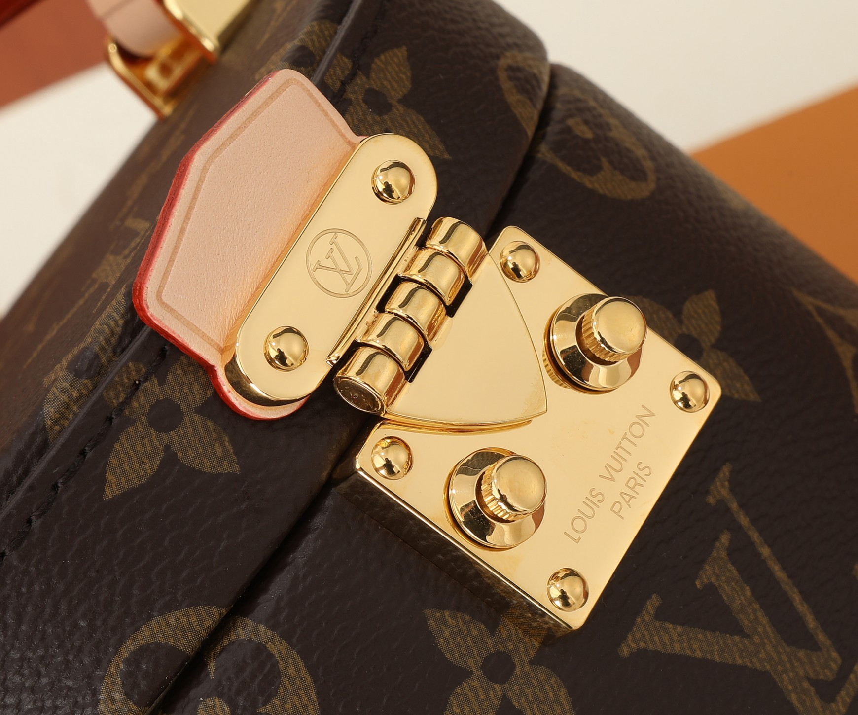 LV Scott M46933 5.3 x 3.5 x 4.5 inches