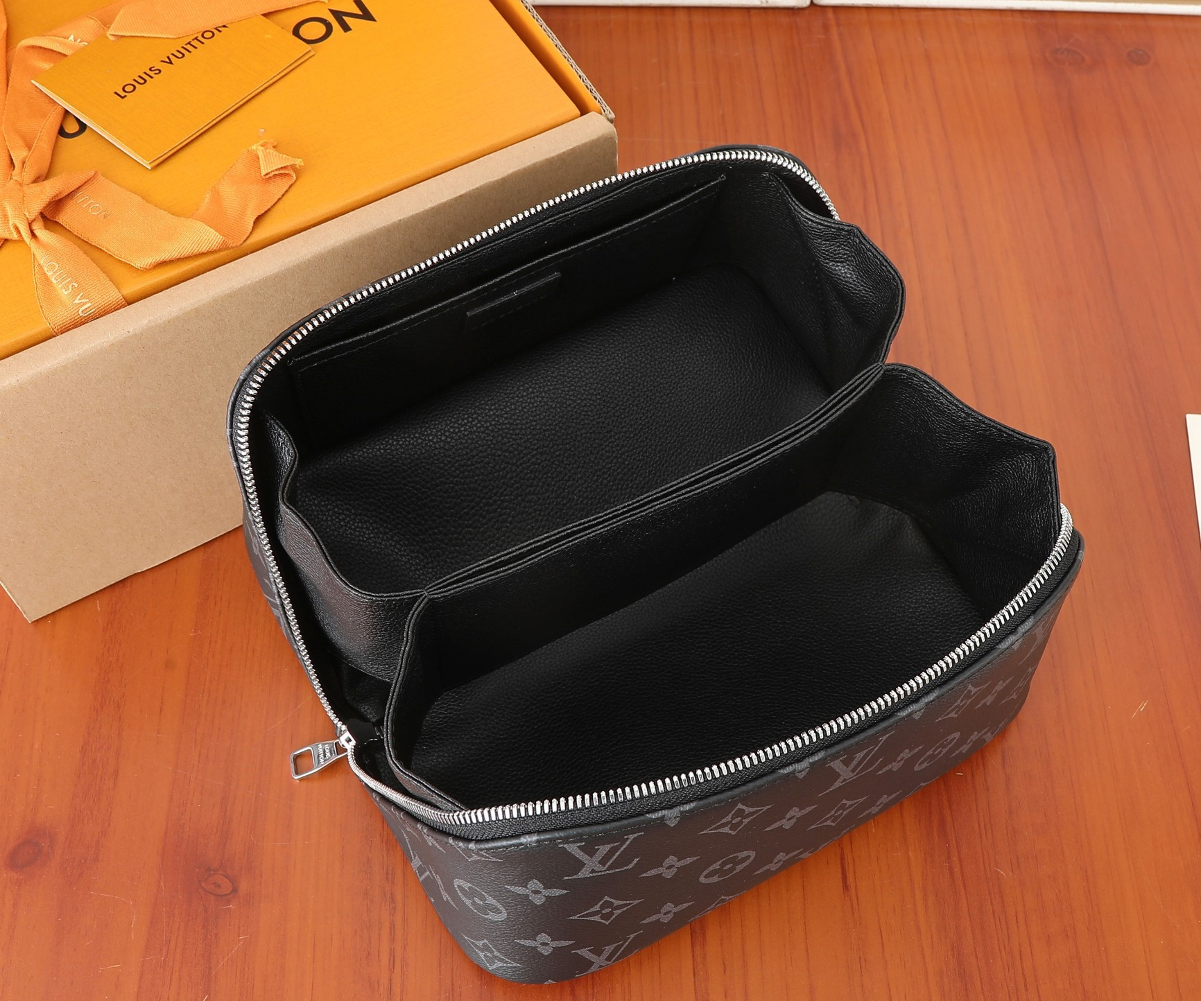 LV Toiletry Bag M11508 24x13x13CM