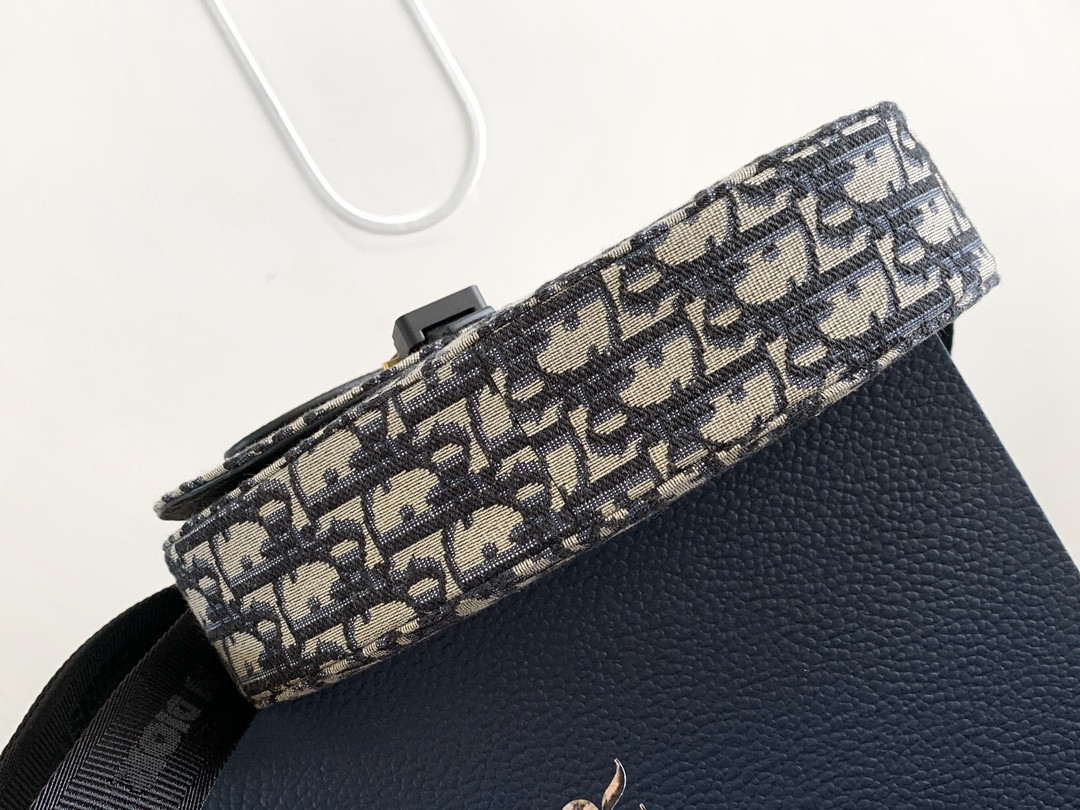 D*or saddle messenger bag 24 x 16.5 x 5.5 cm