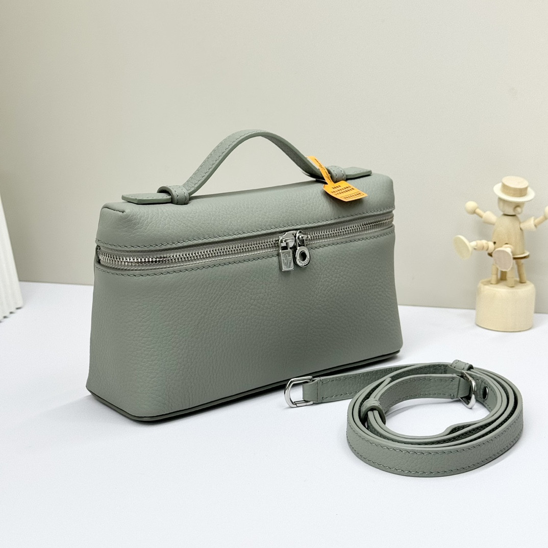 L**o p*ana extra pocket l19 grained calfskin 11 x 19 x 6.5 cm