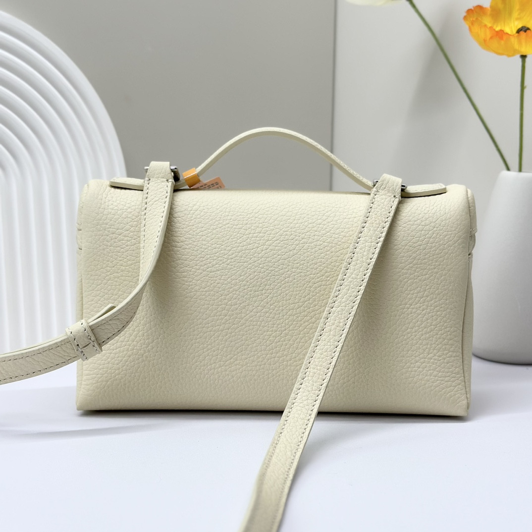 L**o p*ana extra pocket l19 grained calfskin 11 x 19 x 6.5 cm