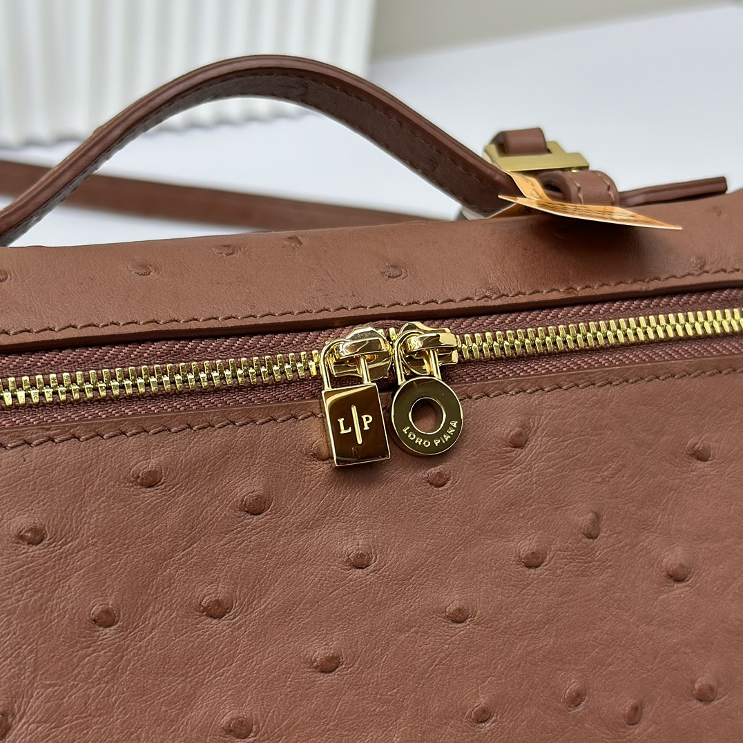 L**o p*ana extra pocket l19 ostrich-grained leather 11 x 19 x 6.5 cm