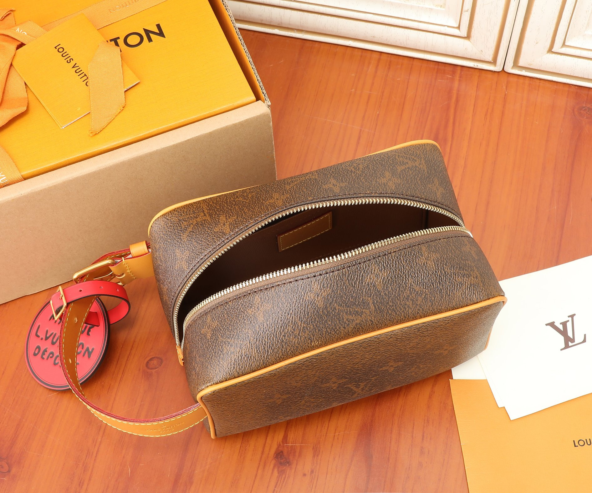 LV Locker Dopp Kit M11765 9.1 x 5.1 x 4.7 inches