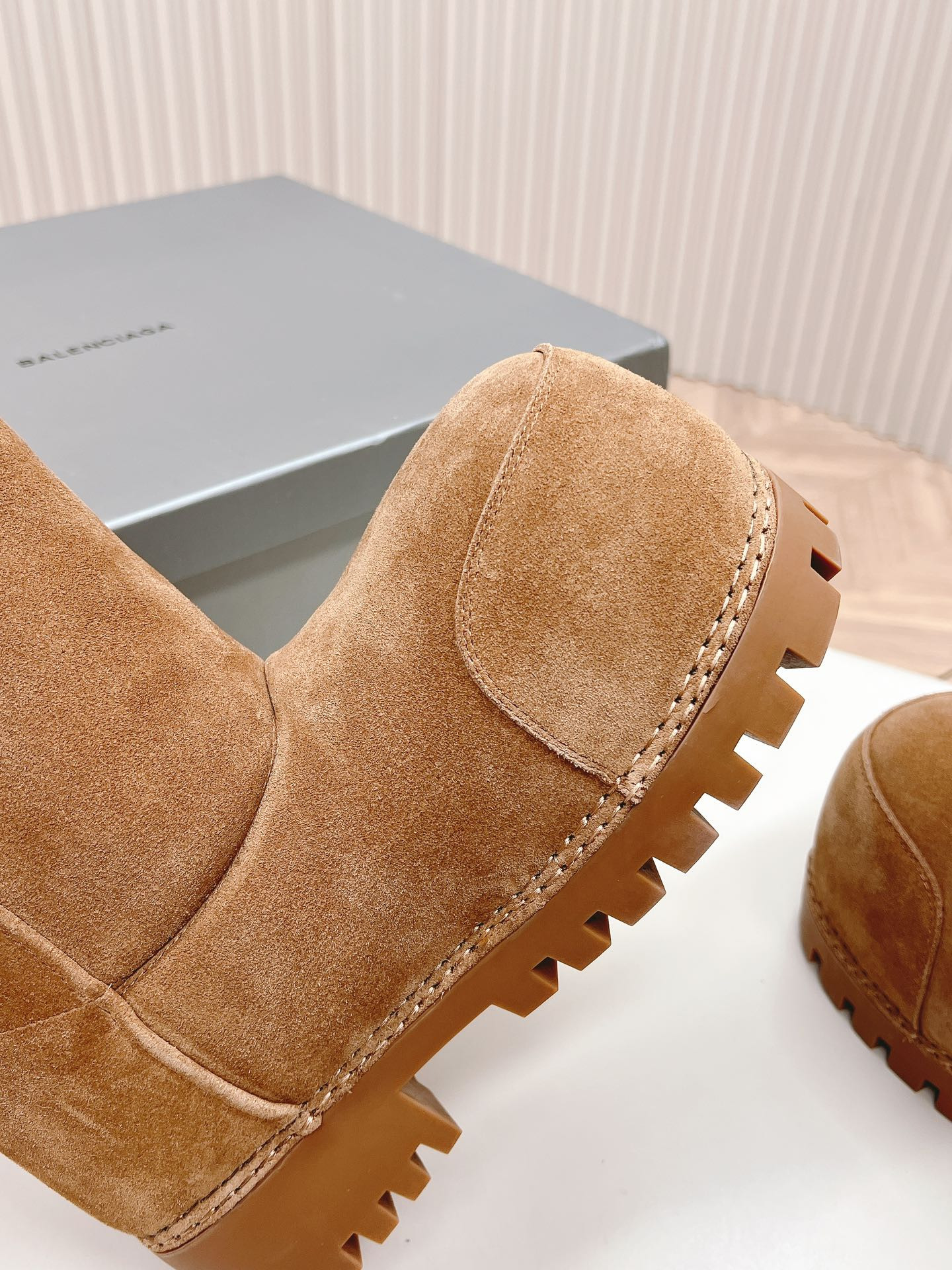 ua Ba*len*cia*ga snow boot