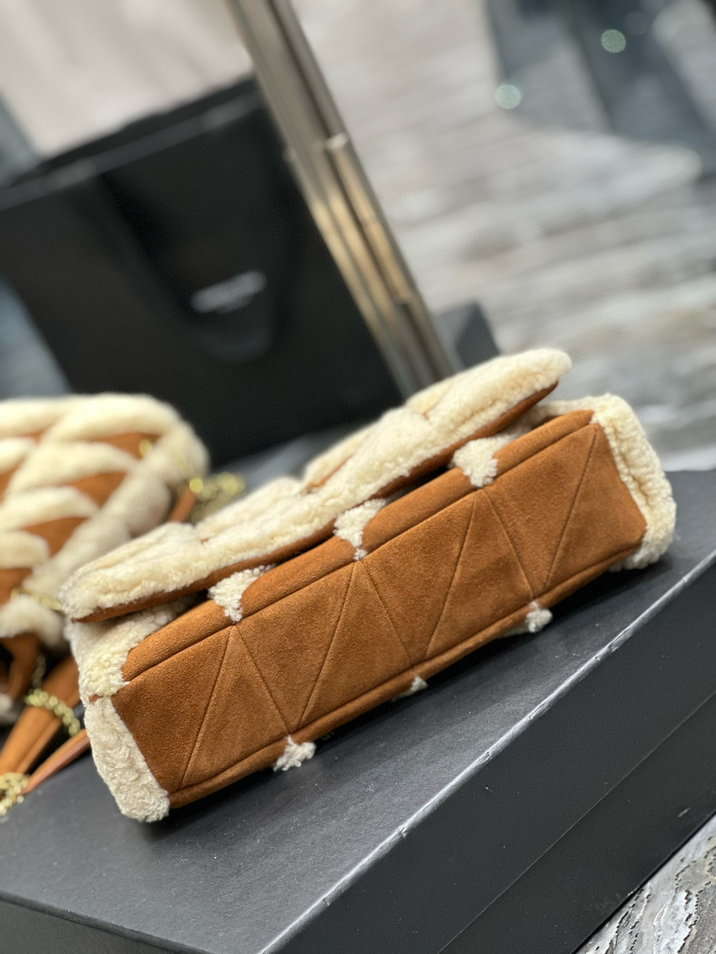 Y*L jamie medium in suede and shearling 25×15×7.5cm