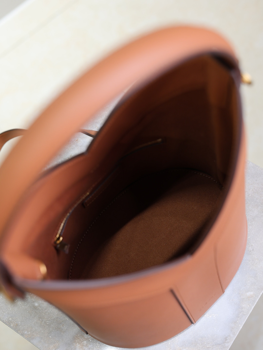 Y*L y top-handle bucket in leather 25x22-34x3-15cm