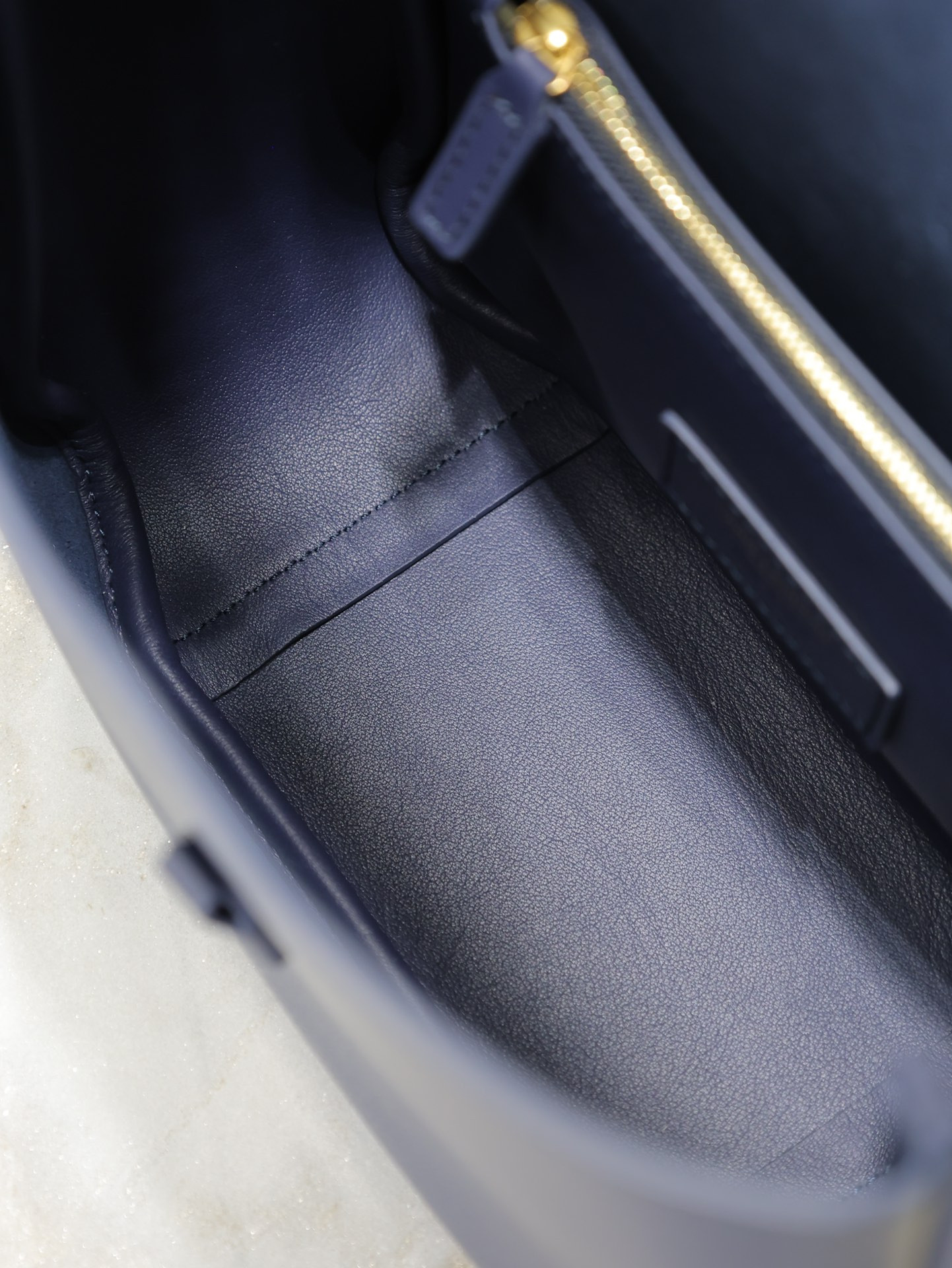 y*l le 5 À 7 S*pple small in grained leather 23x22x8.5cm