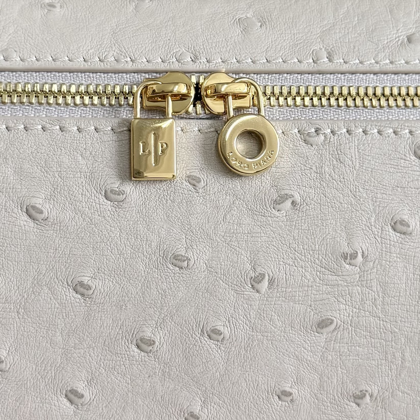 L**o p*ana extra pocket l19 ostrich-grained leather 11 x 19 x 6.5 cm