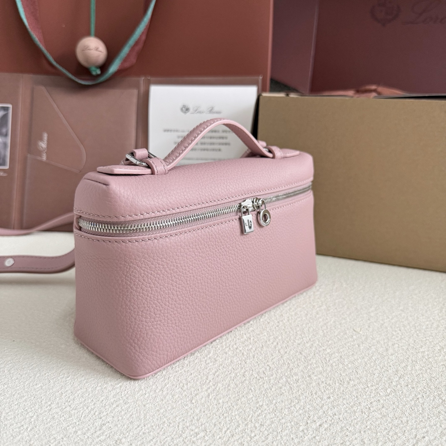 L**o p*ana extra pocket l19 grained calfskin 11 x 19 x 6.5 cm