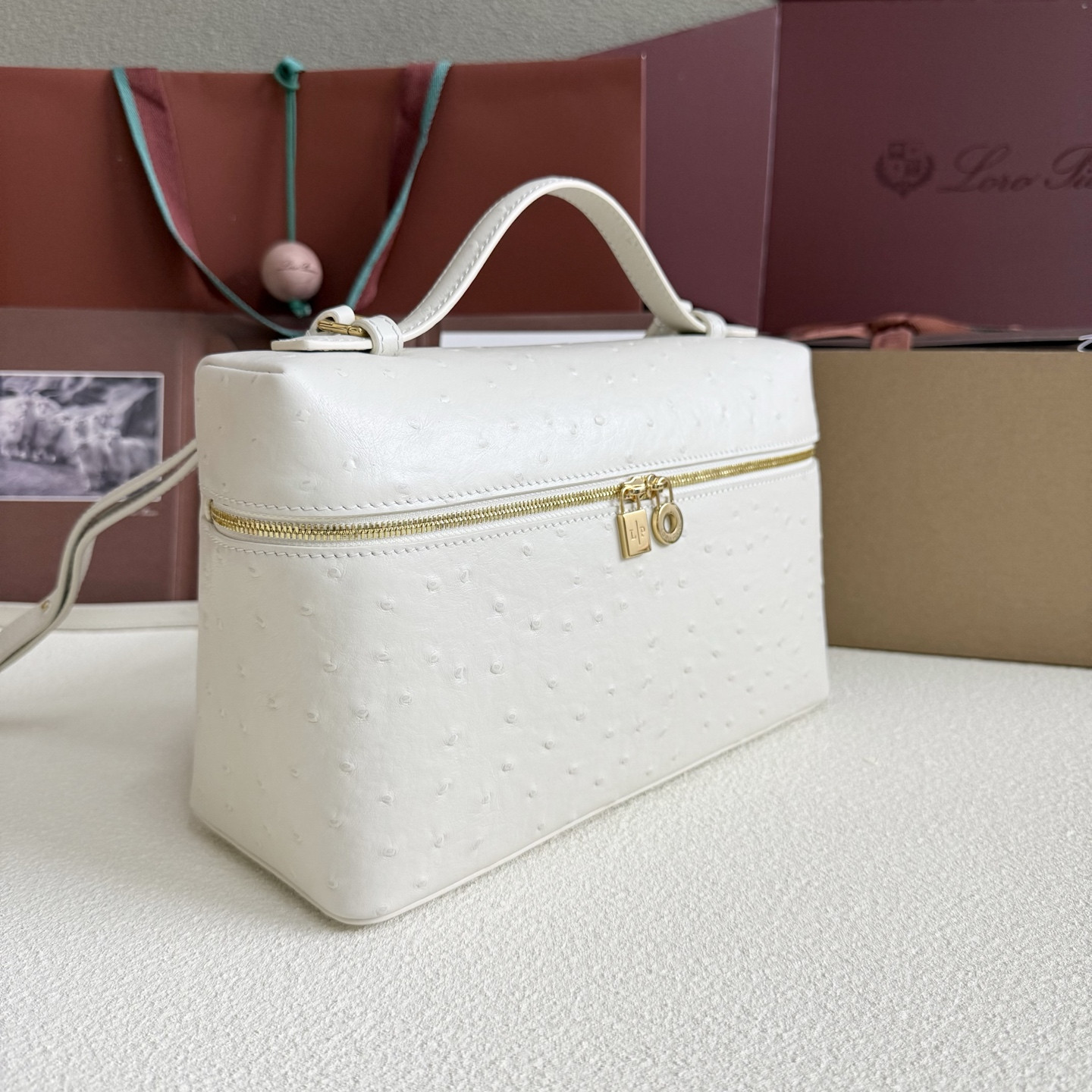 L**o p*ana extra pocket l27 ostrich-grained leather 16x27x10cm