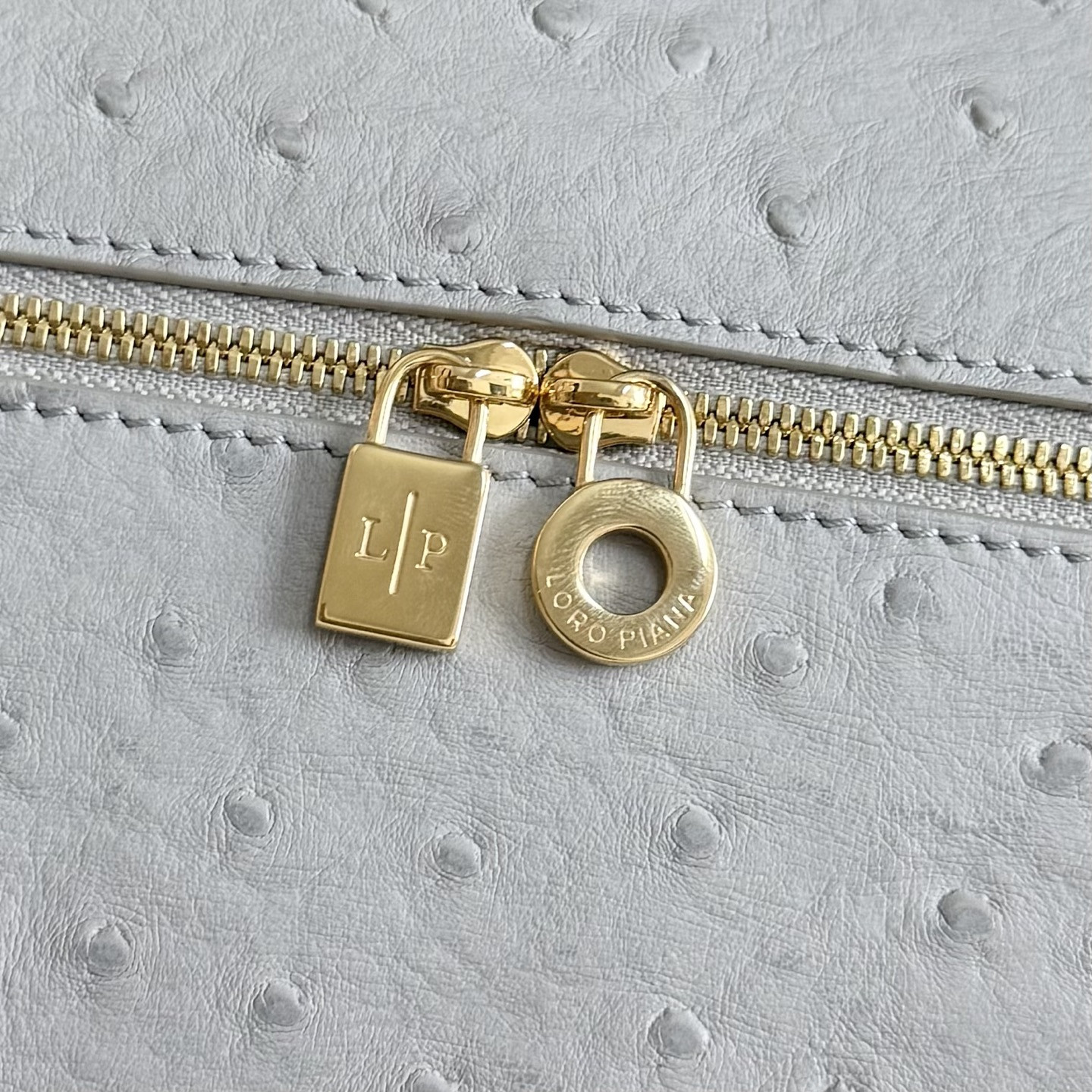 L**o p*ana extra pocket l27 ostrich-grained leather 16x27x10cm