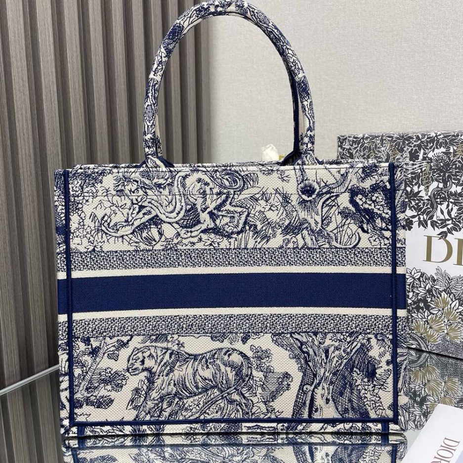 D*or medium D*or book tote