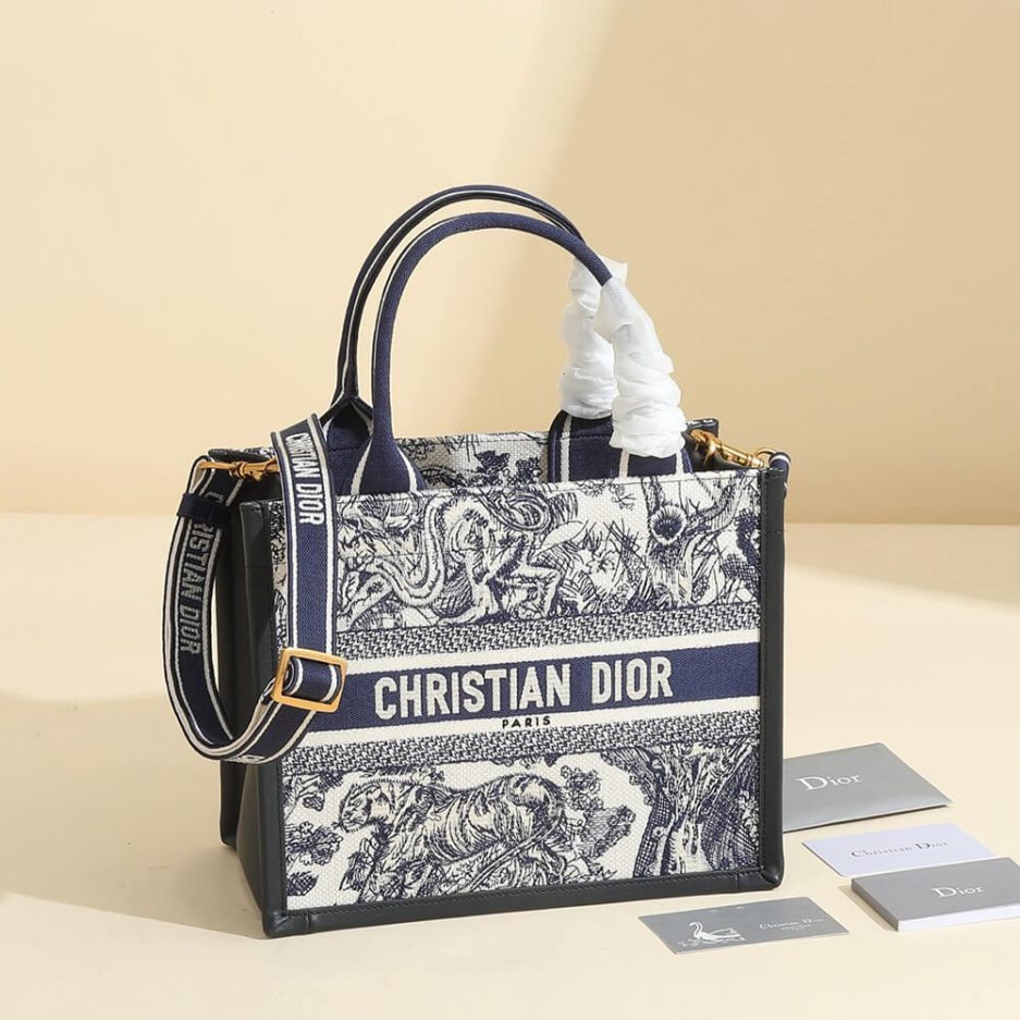 medium D*or book tote