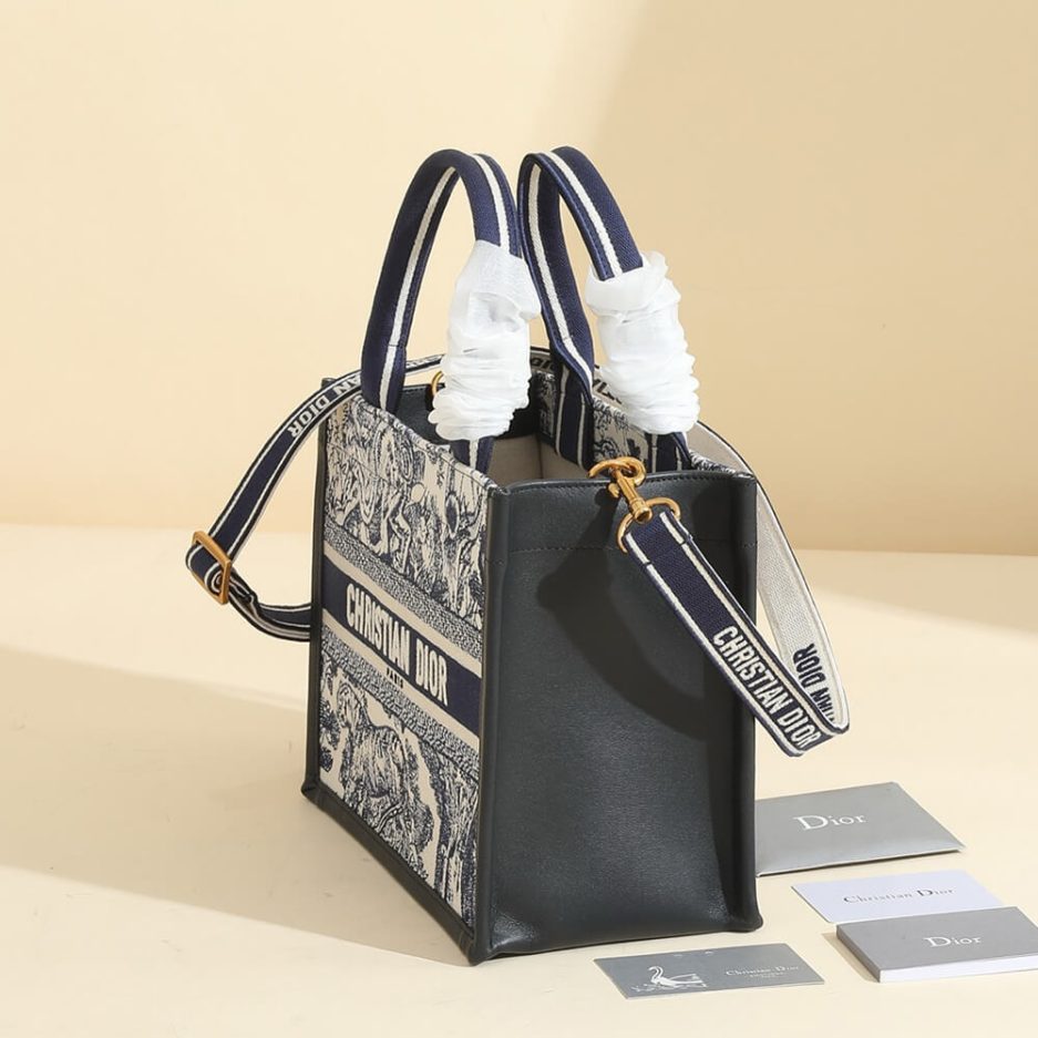 medium D*or book tote