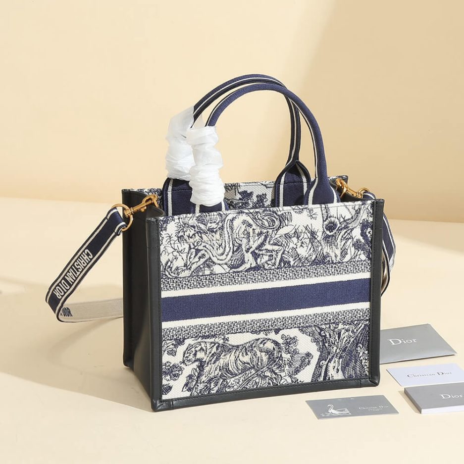 medium D*or book tote