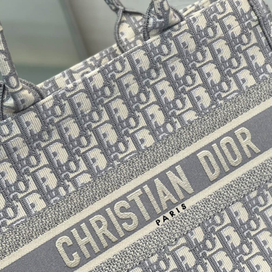 medium D*or book tote