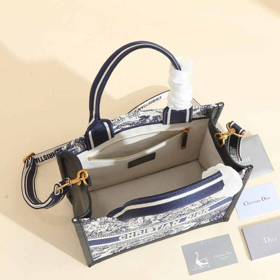 medium D*or book tote